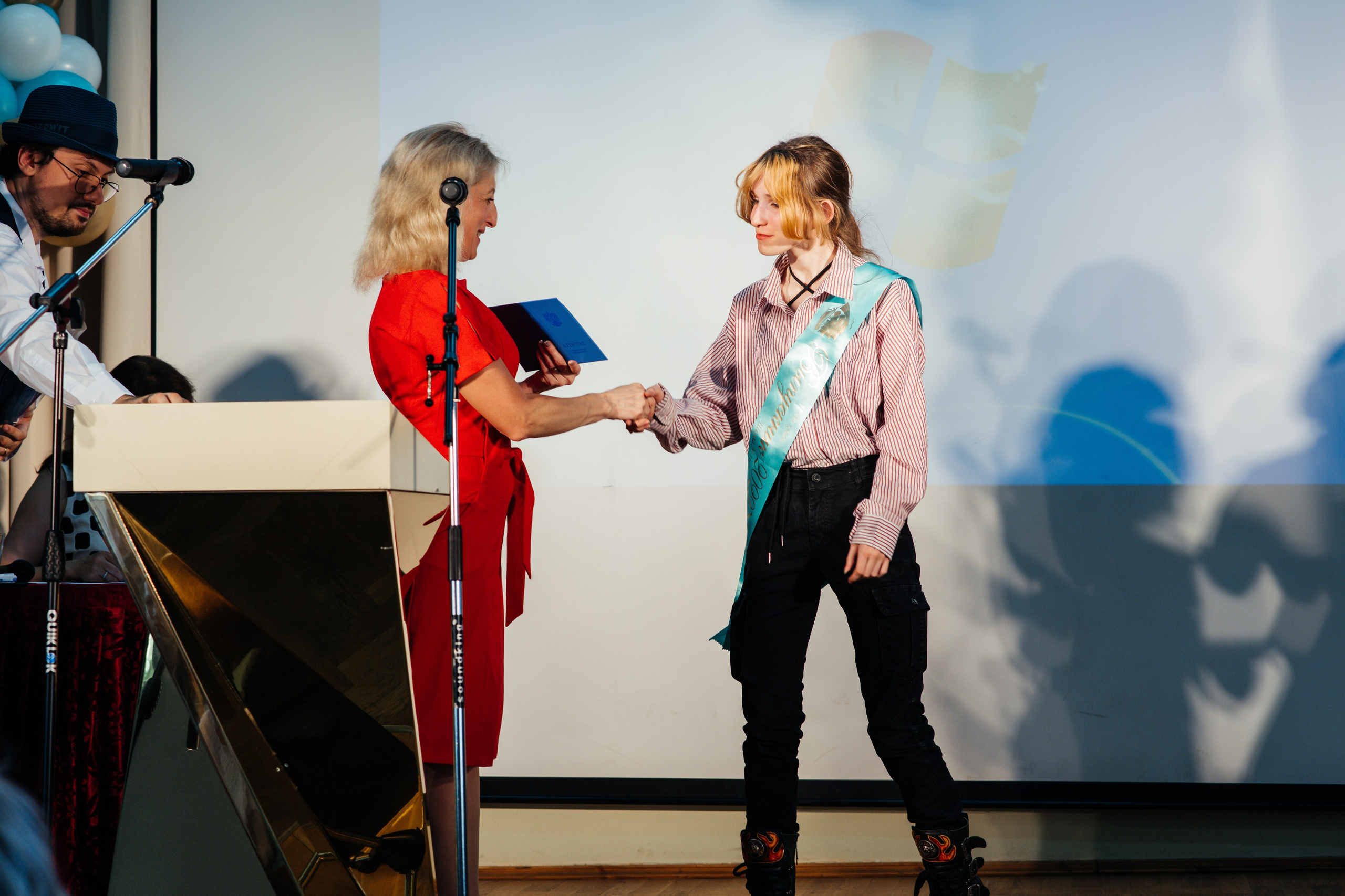 Вручение аттестатов. Выпускные альбомы в Подольске Москве и МО