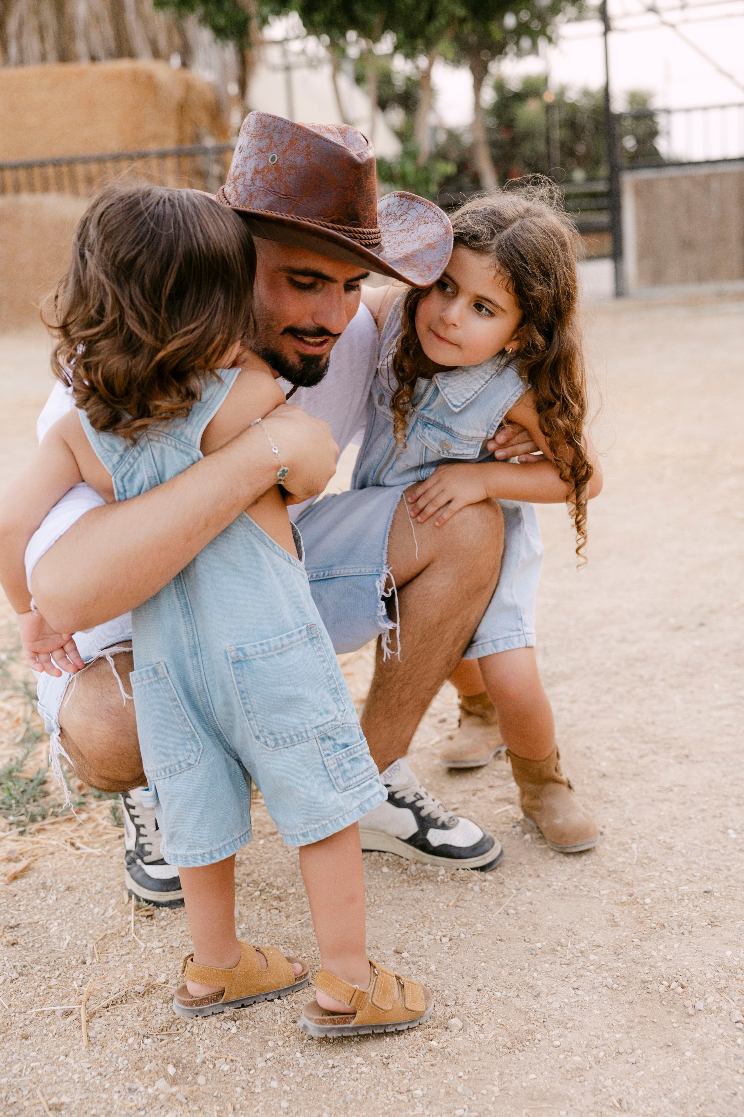 Pregnancy photoshoot at the horse farm. Главная