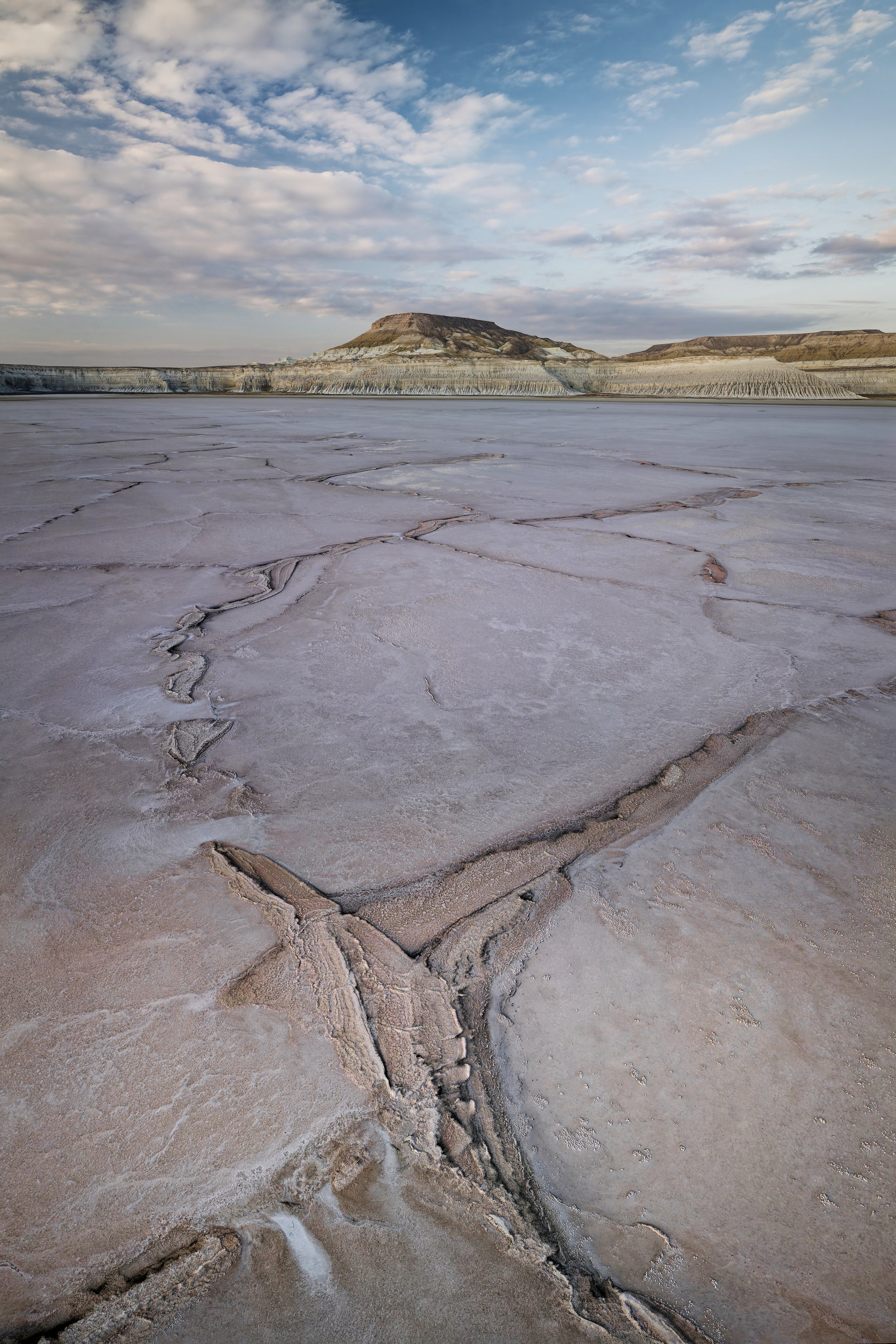 Сор Тузбаир на закате. Солончак на переднем плане, скалы на заднем