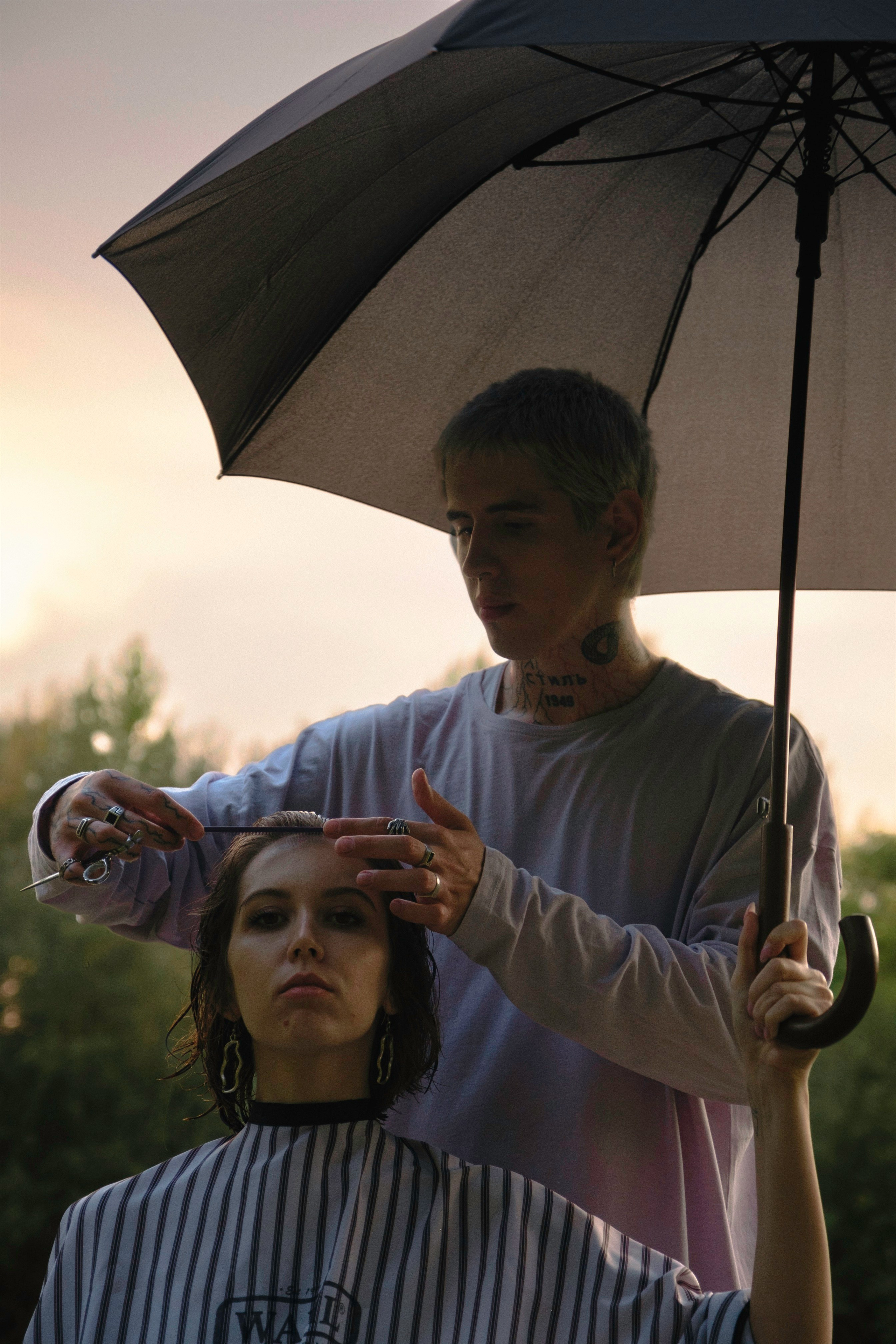 Стрижет девушку в лесу творчество Саратов