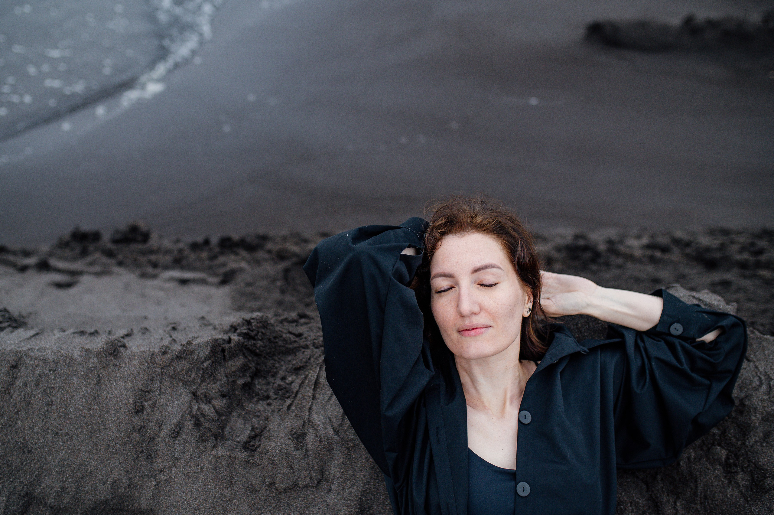 Черный песок Тихого океана. Свадебный и семейный фотограф Камчатка. Фотограф Камчатка