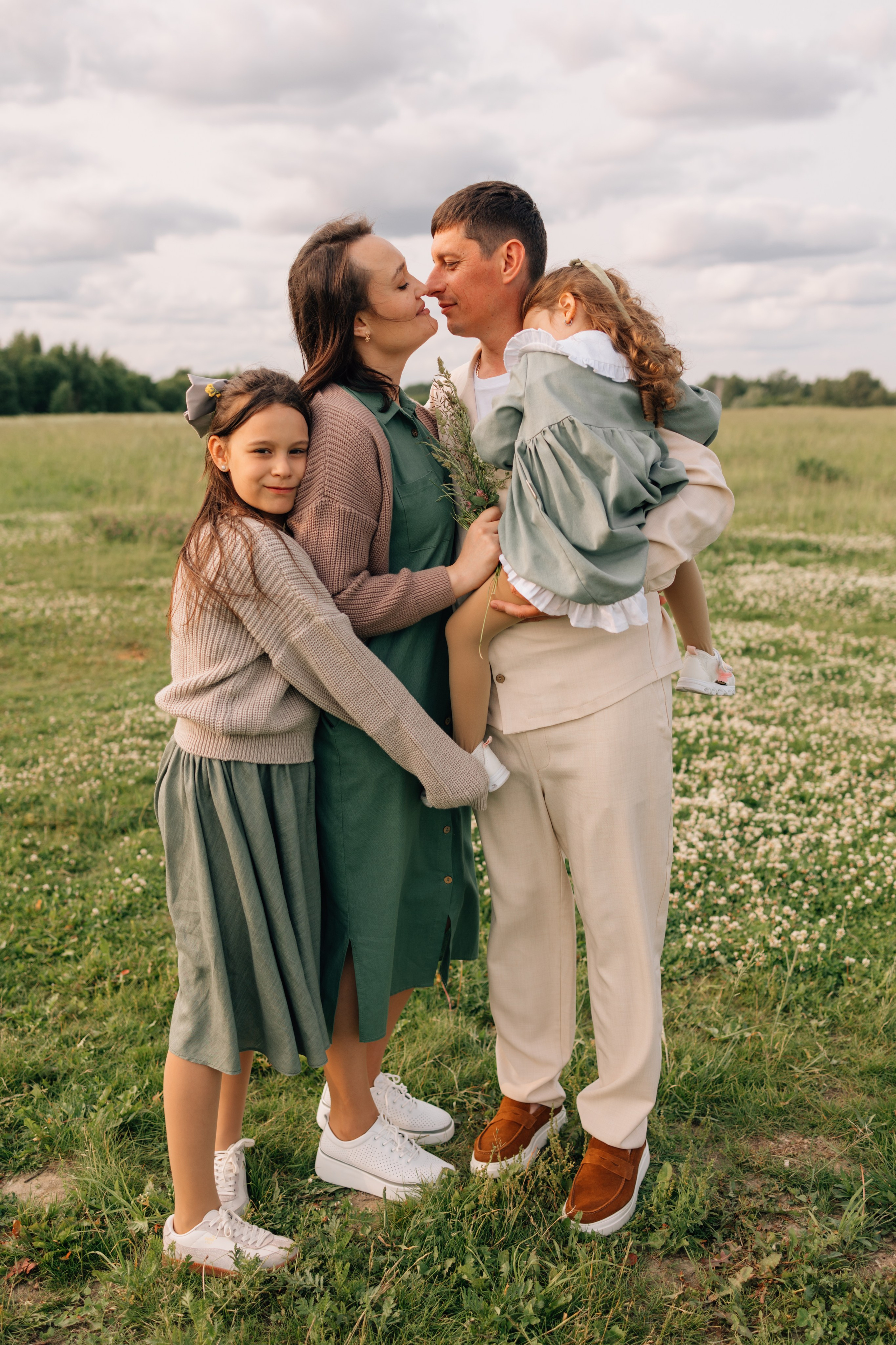 Анна, Марчелло, Настенька и Влада в поле. Фотограф Москва Светлана Кирюшина