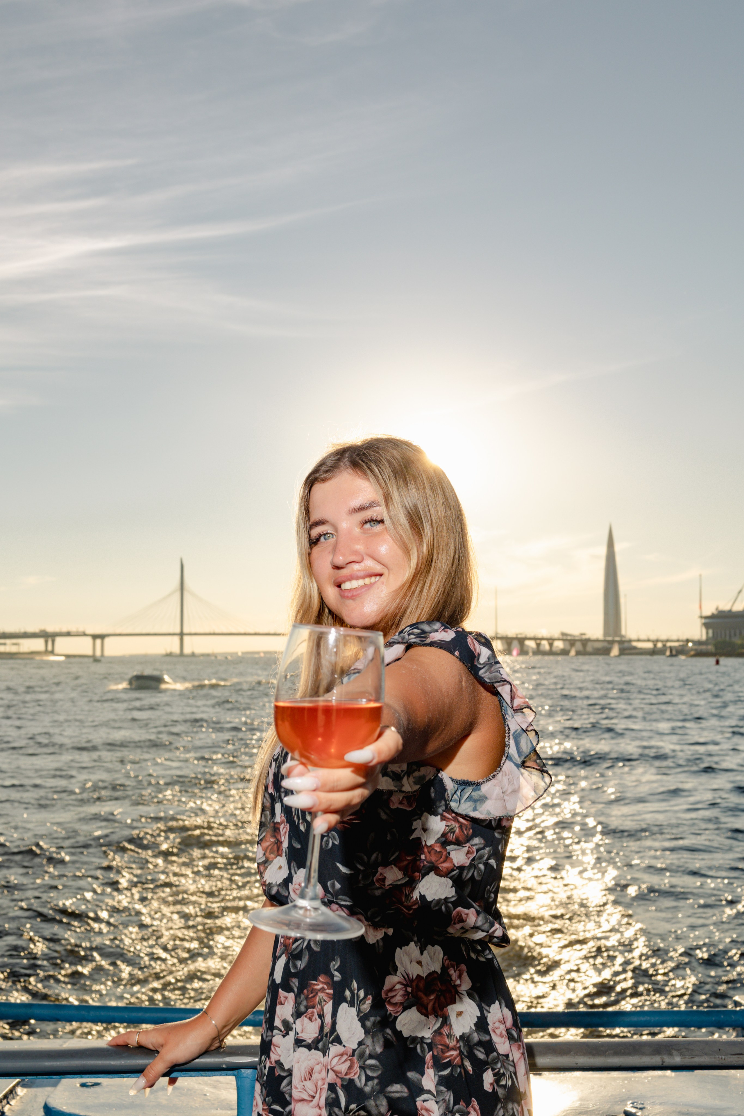 девушка с бокалом на корабле