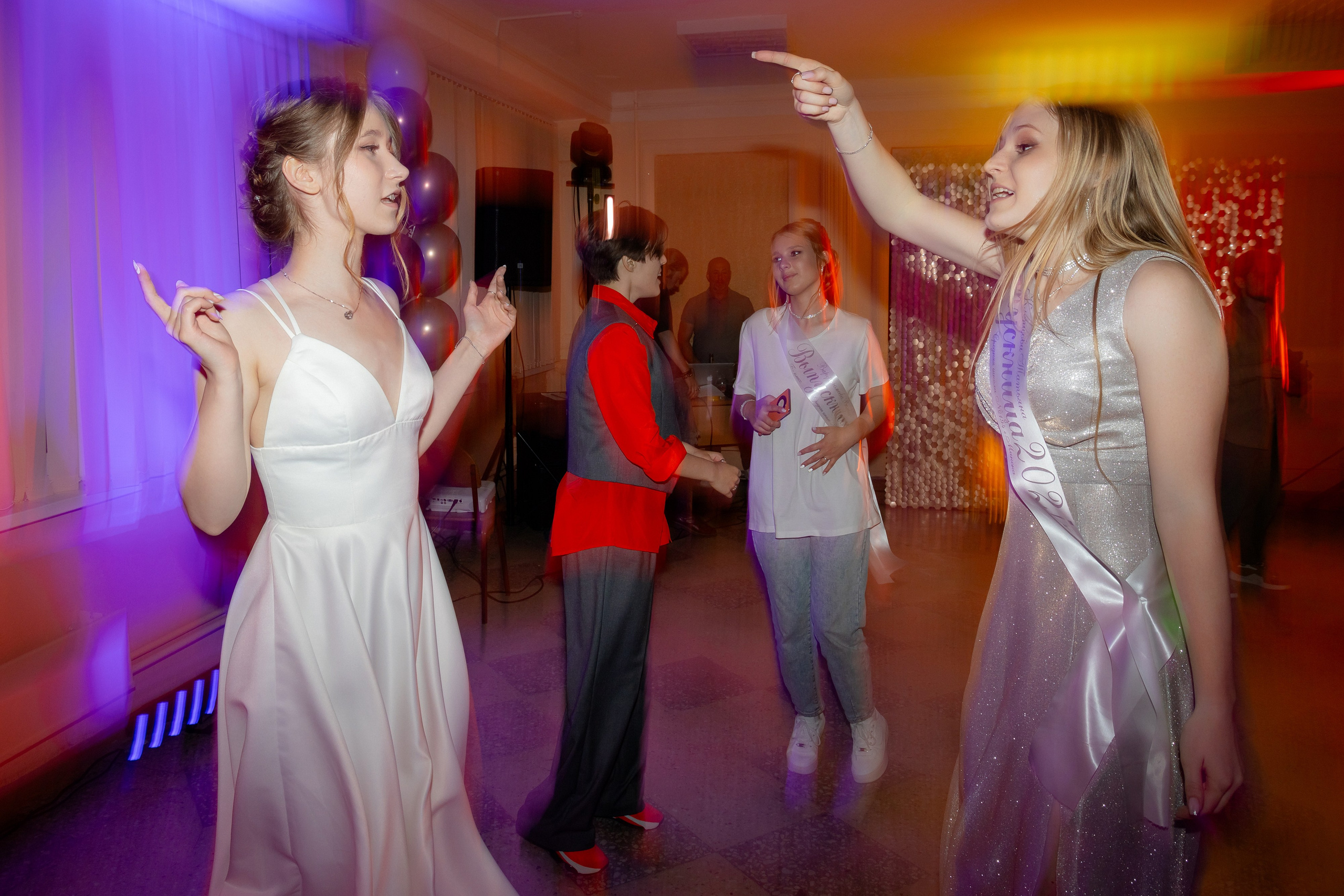 Школьный выпускной 2024 год в Соколе (Минск). Свадебный фотограф в Минске/Беларуси Сергей Спиридонов