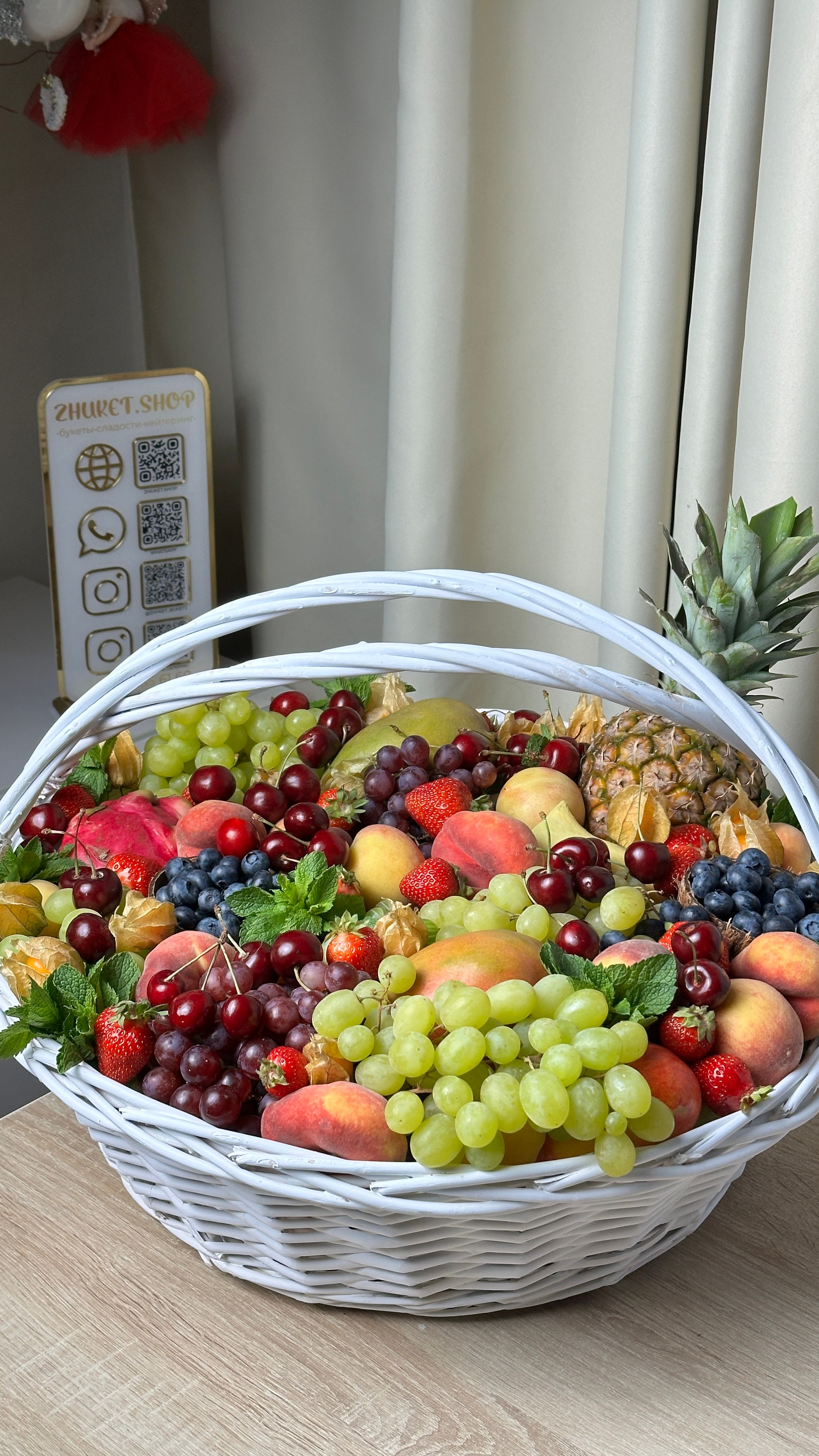Корзины. Выездной кейтеринг, съедобные букеты, торты и сладости на заказ