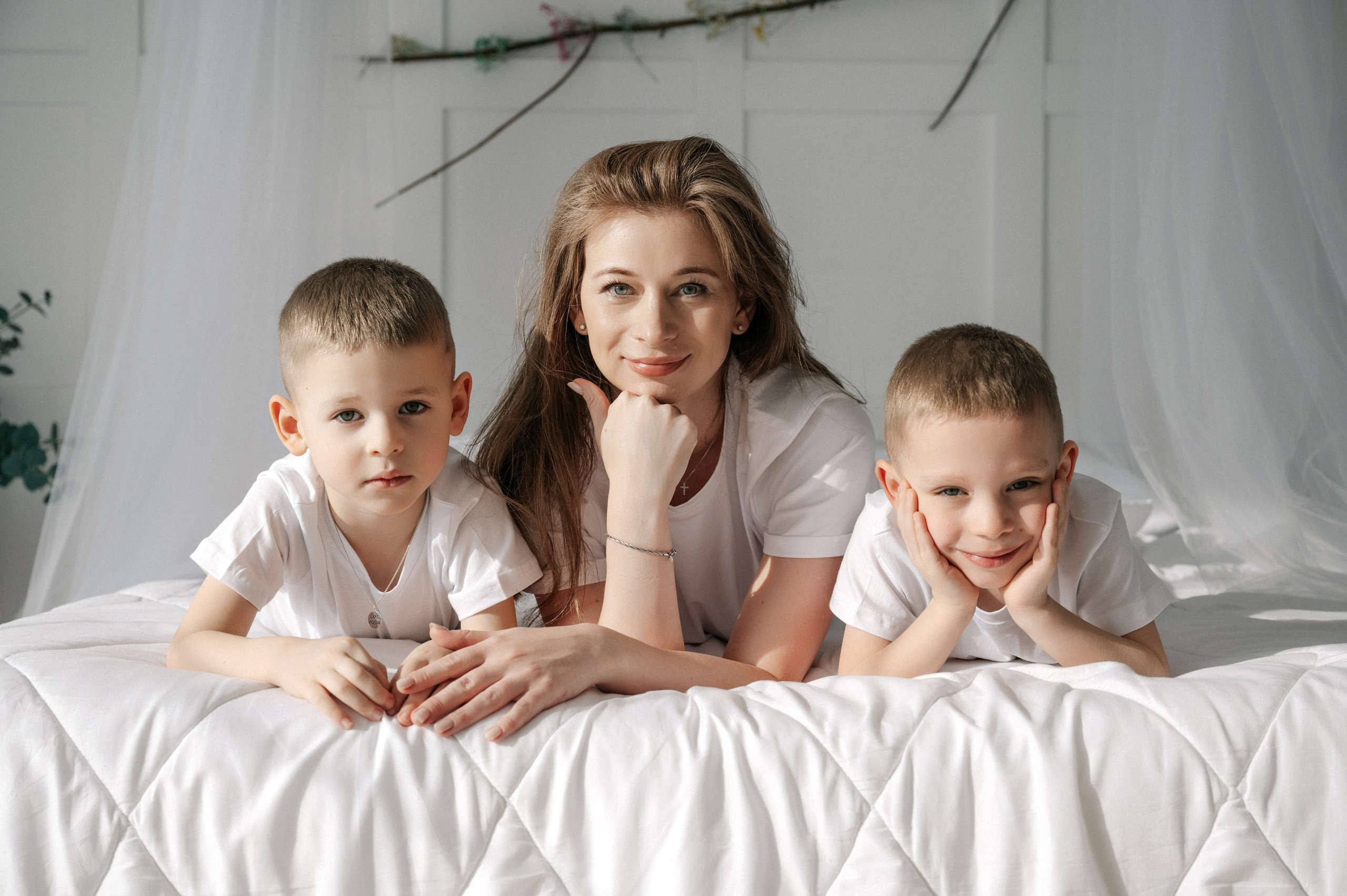 Семейная фотосессия мамы с сыновьями в фотостудии в Королёве. Свадебный и семейный фотограф Виктория Носачёва. Щелково, Москва и МО