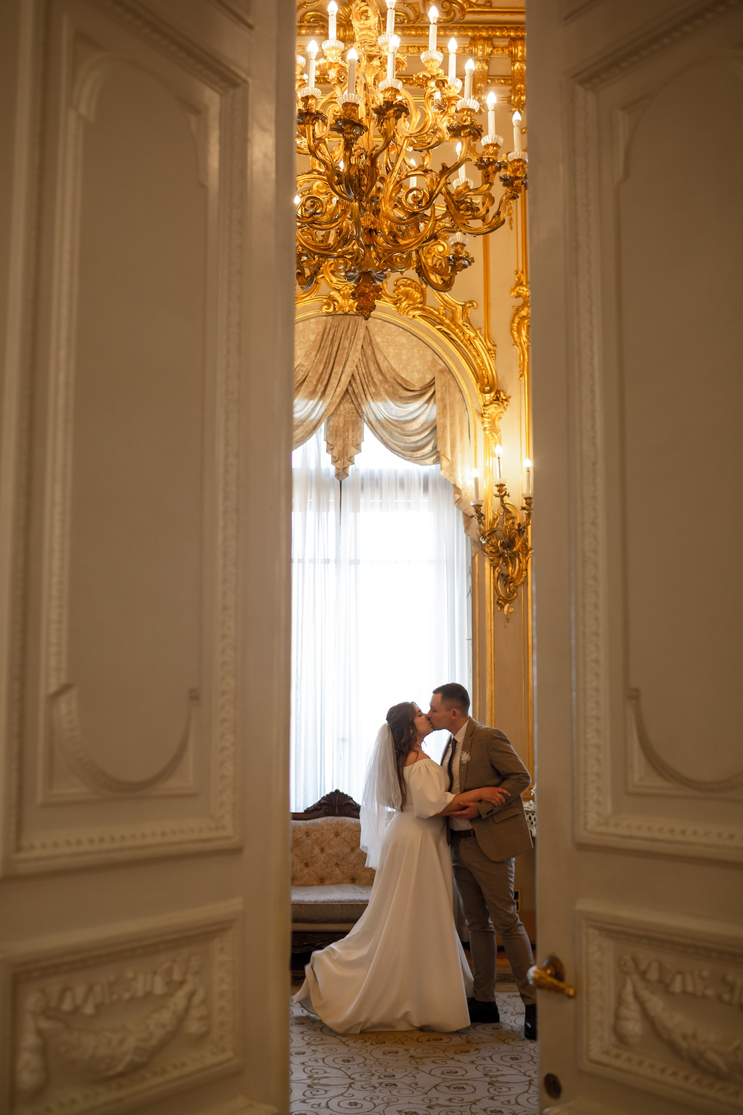 Свадебная фотосессия в золотой гостиной дворца бракосочетания на Английской набережной.