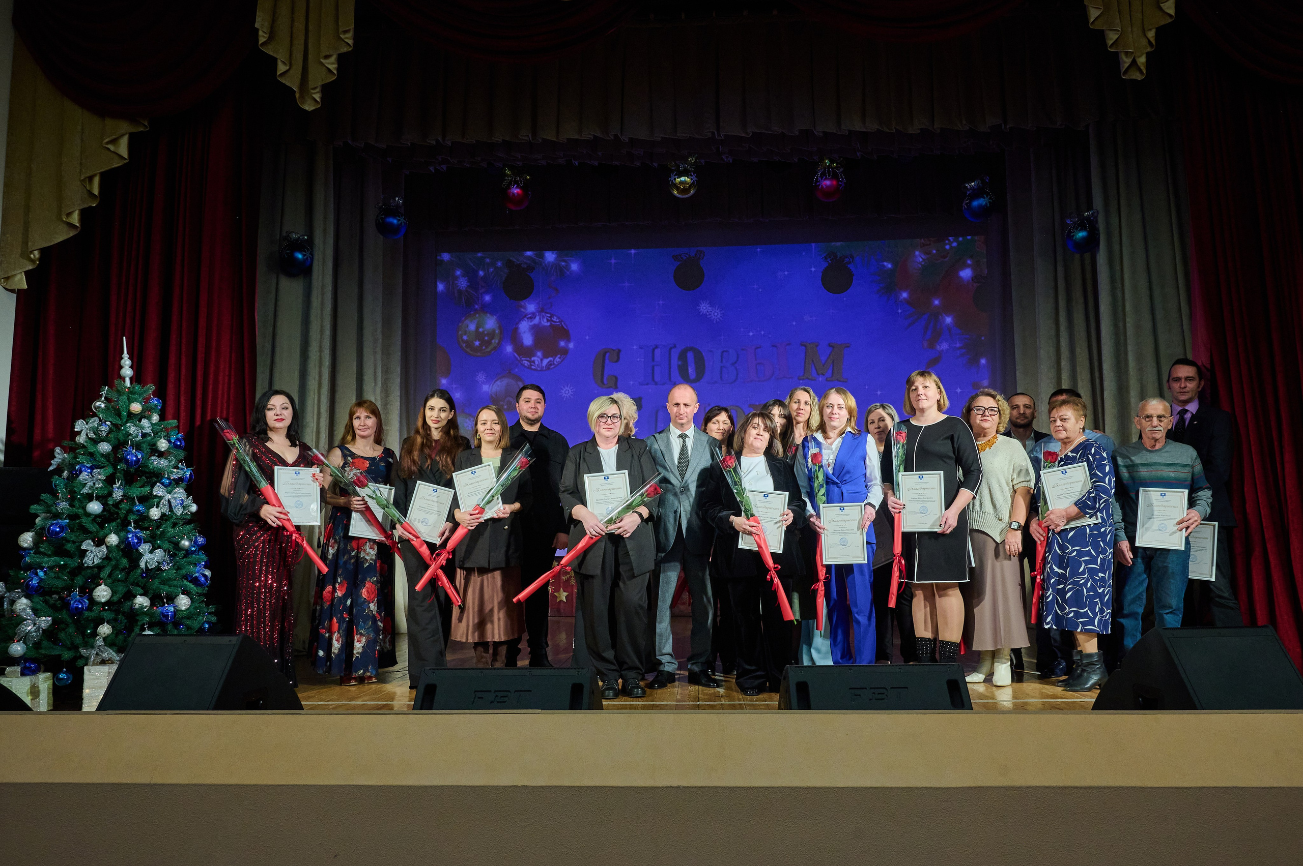 Концерт НГ В ДК. Жизнь курорта Кабардинка в фотографиях