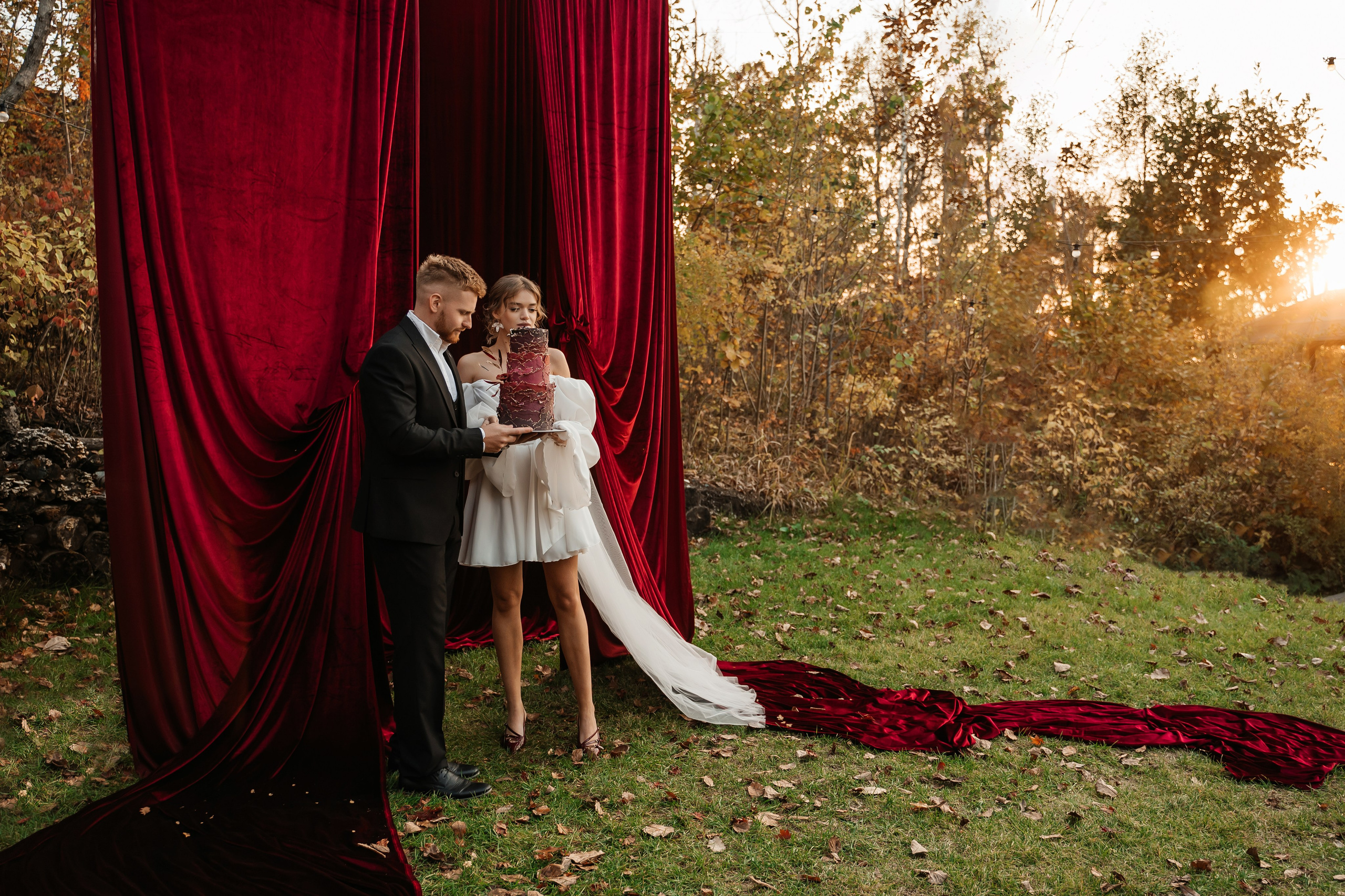 Свадебная церемония на фотозоне из красного бархата. Свадебный фотограф Елена Рякина