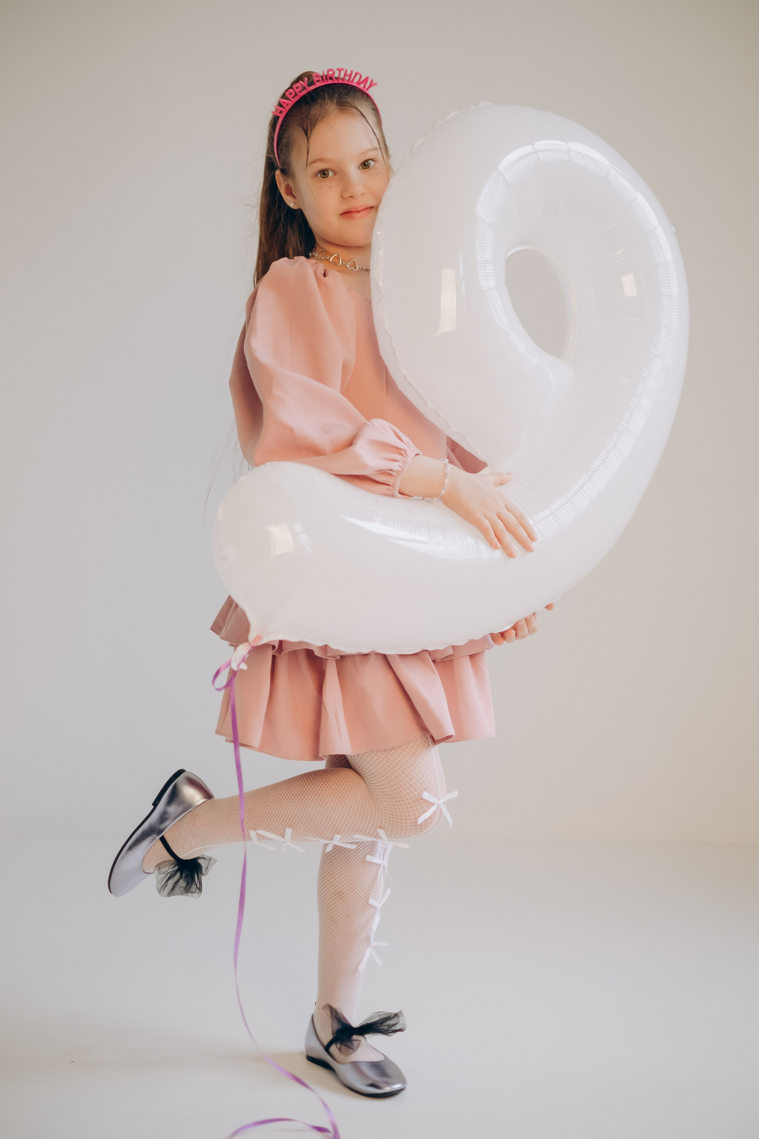 Фотосессия «День рождения» в минималистичной студии. Фотограф Новосибирск Анна Рождественская