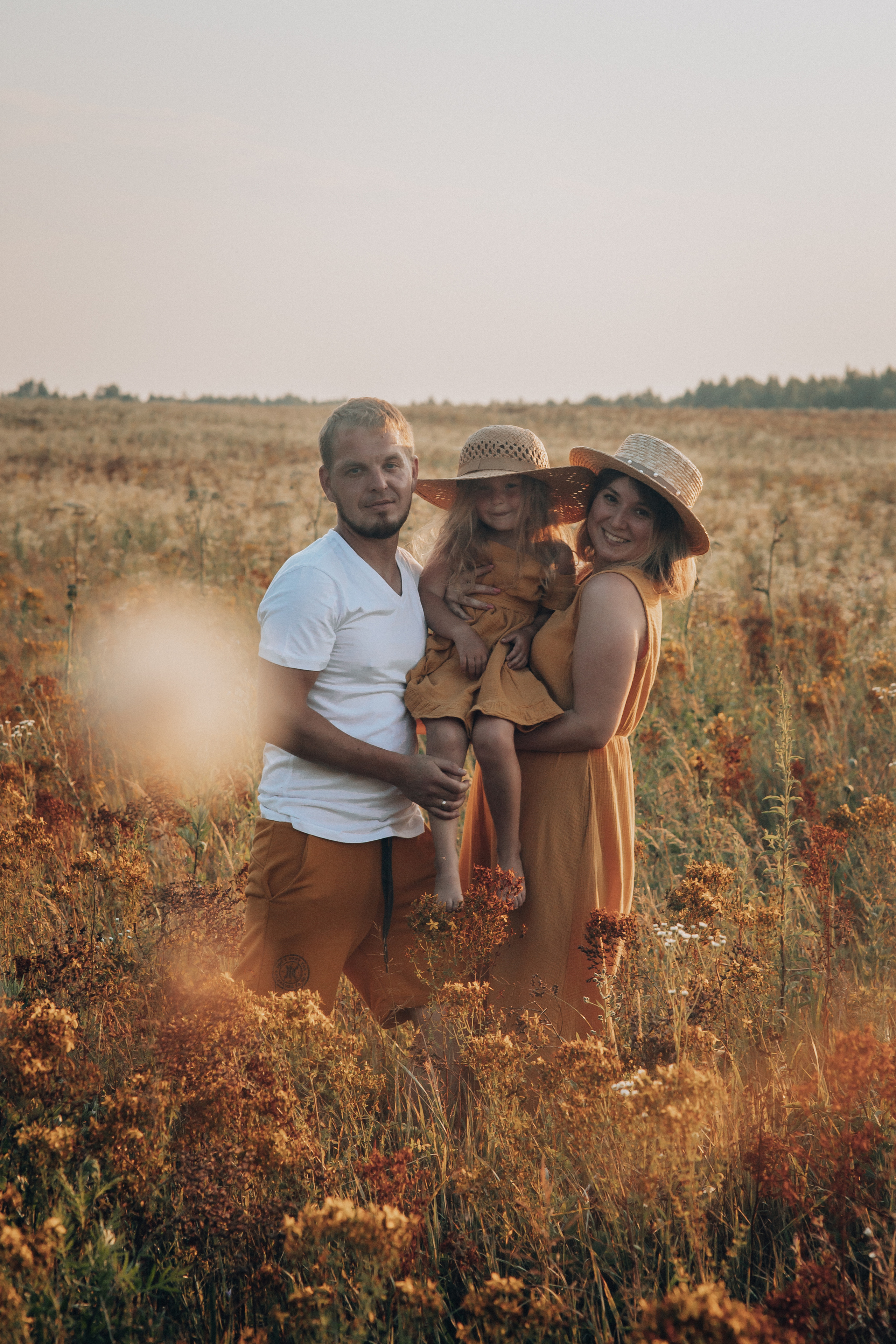 Съемка в поле горчичного цвета. Семейный фотограф в Москве Наталья Чуб, заказать Фотокнигу
