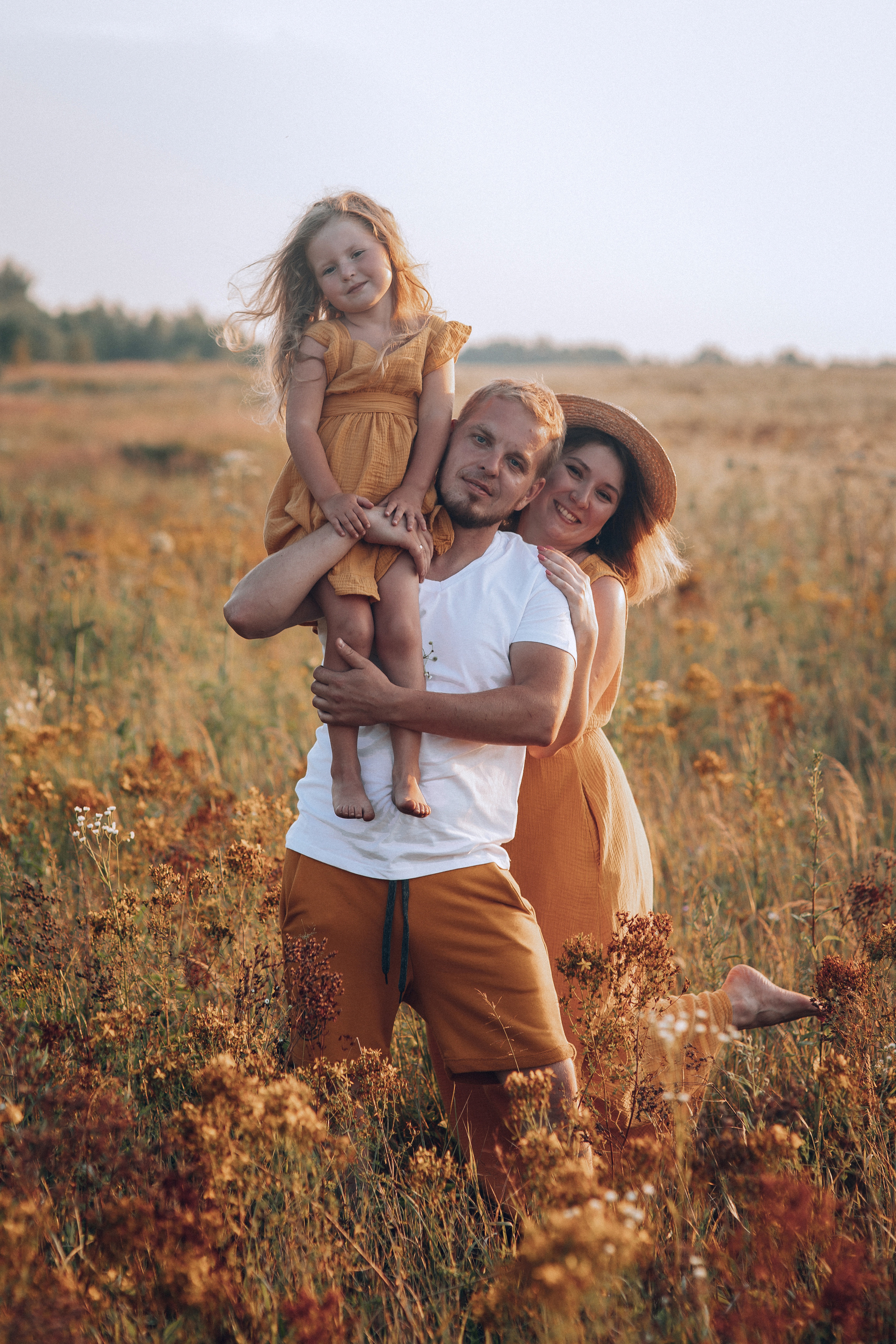 Съемка в поле горчичного цвета. Семейный фотограф в Москве Наталья Чуб, заказать Фотокнигу