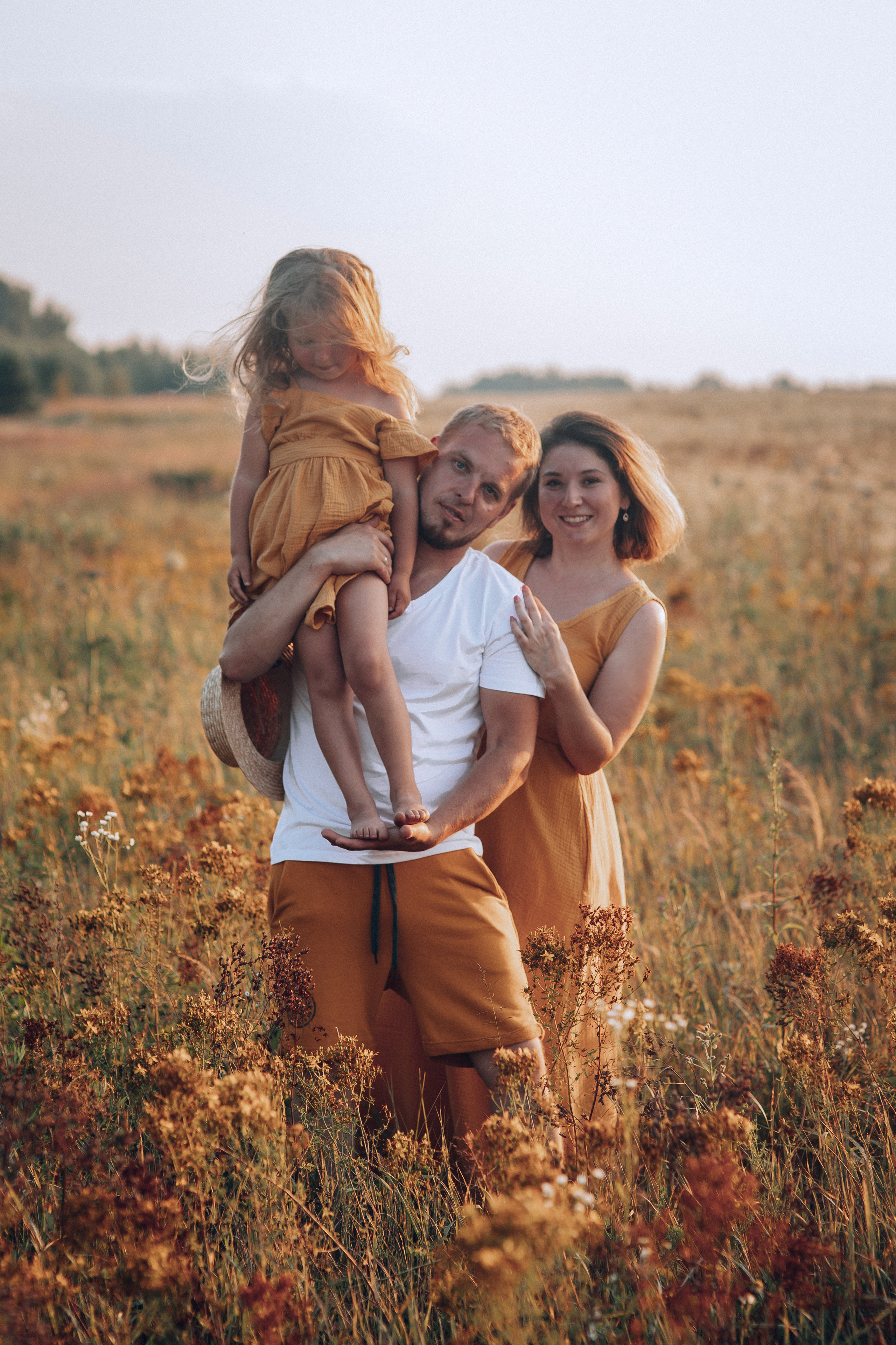 Съемка в поле горчичного цвета. Семейный фотограф в Москве Наталья Чуб, заказать Фотокнигу