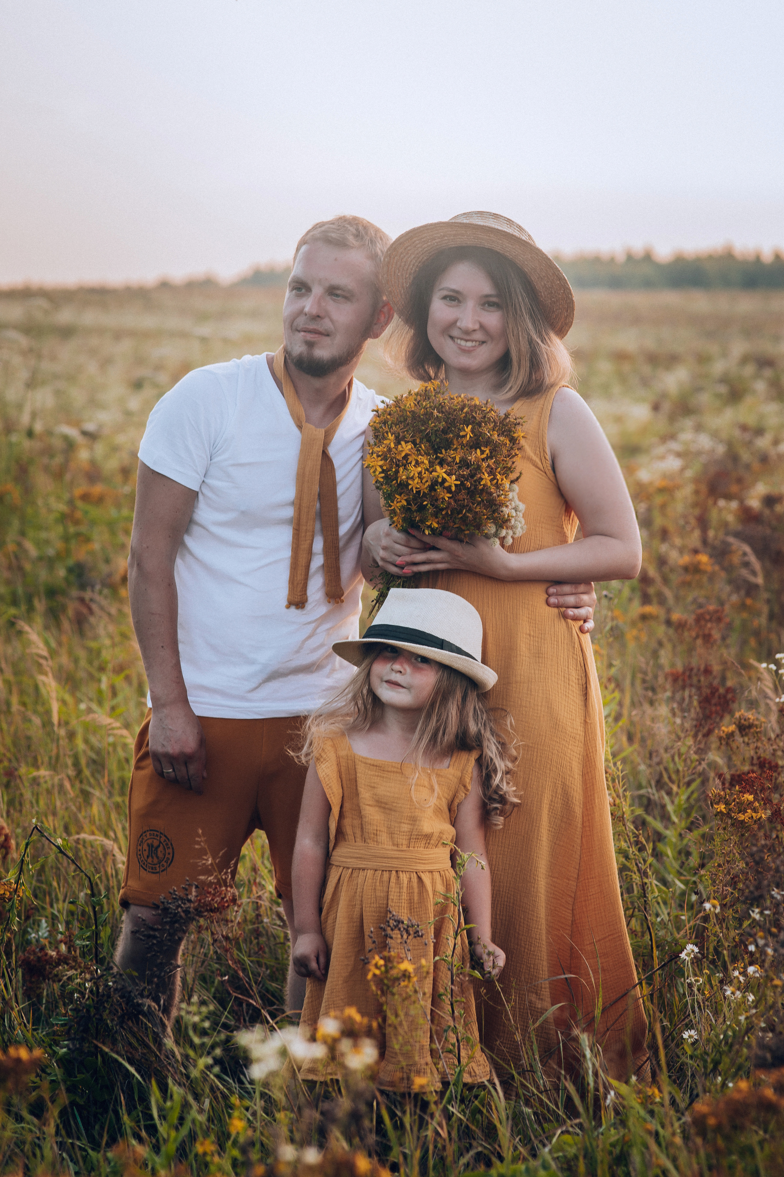 Съемка в поле горчичного цвета. Семейный фотограф в Москве Наталья Чуб, заказать Фотокнигу