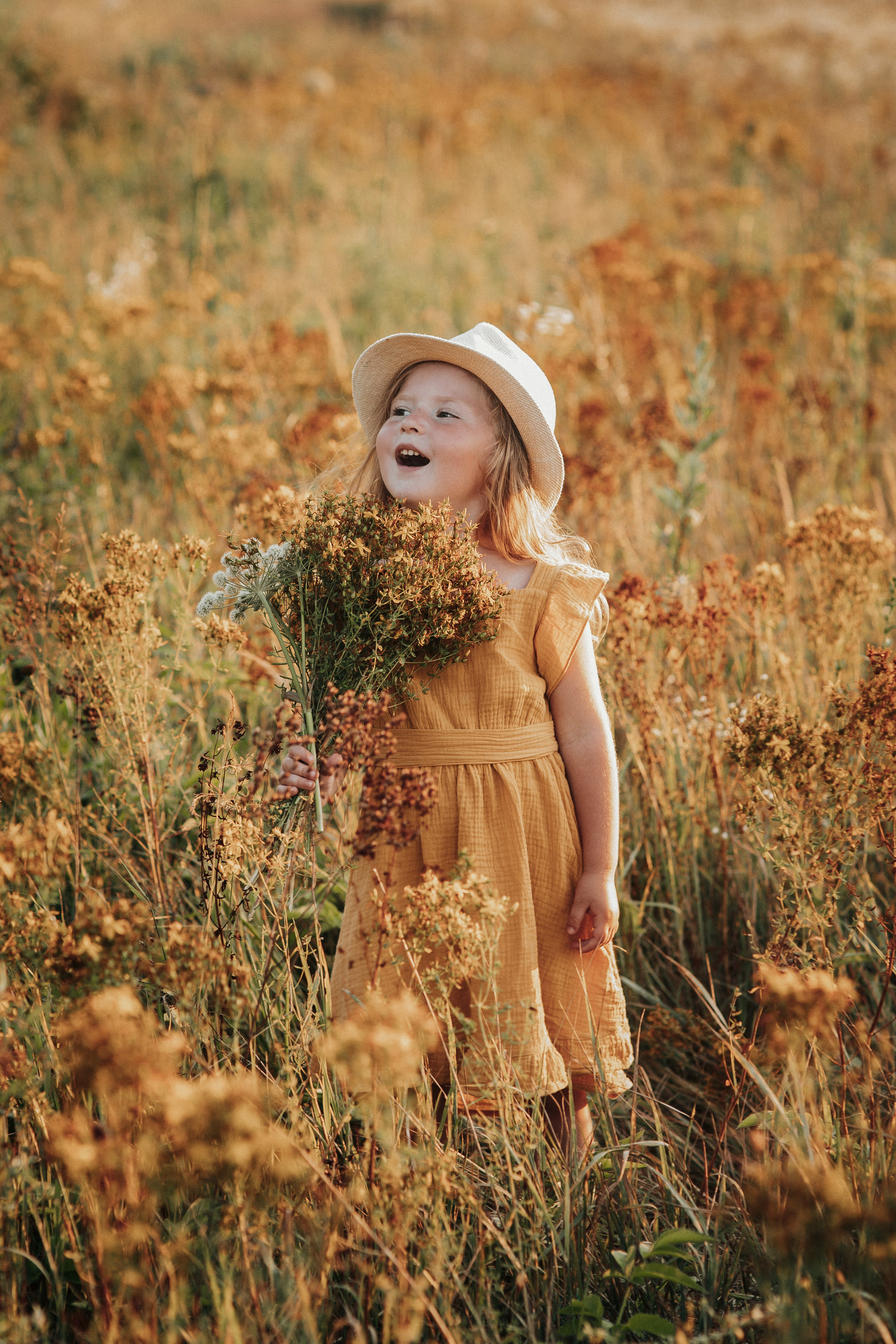 Съемка в поле горчичного цвета. Семейный фотограф в Москве Наталья Чуб, заказать Фотокнигу