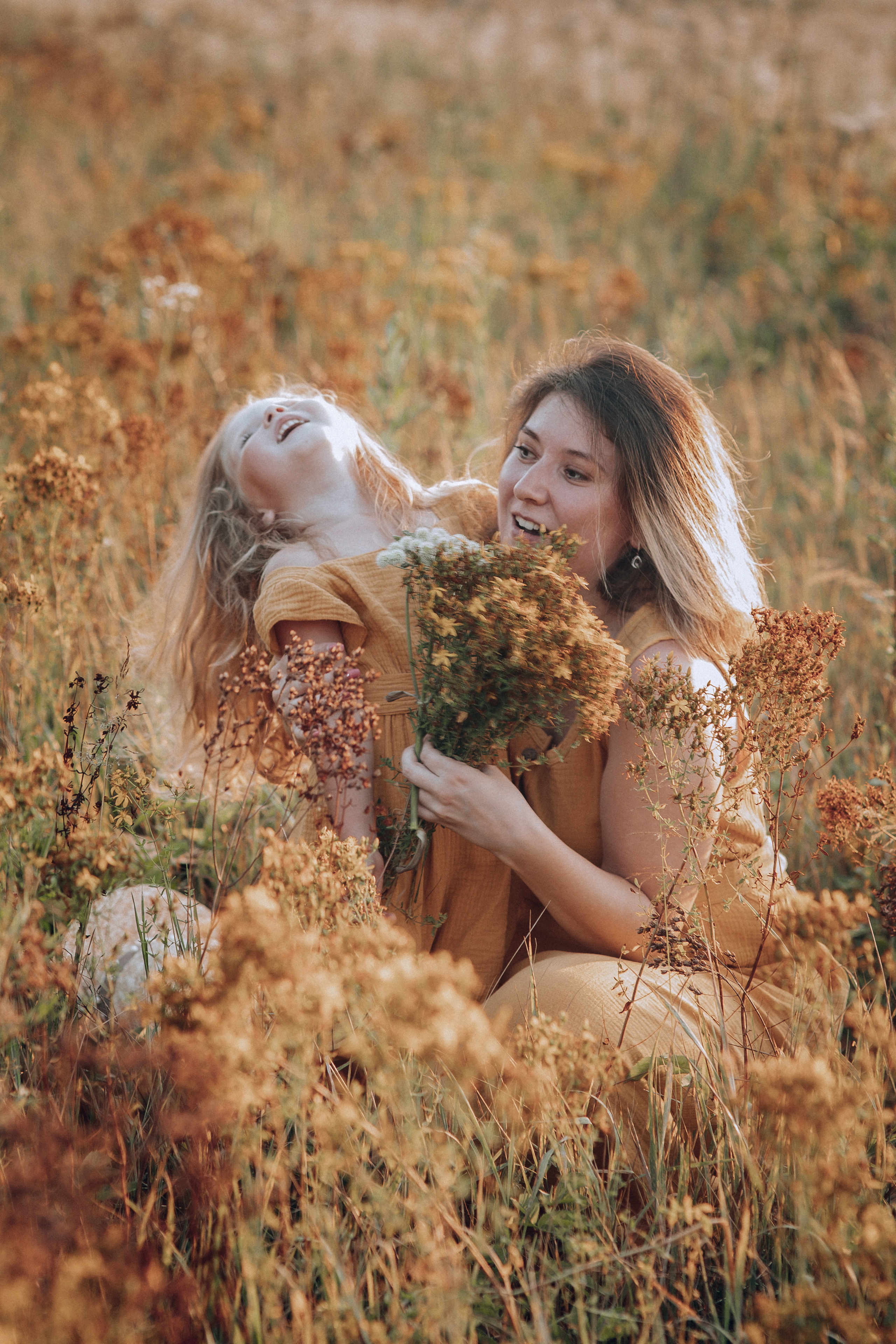 Съемка в поле горчичного цвета. Семейный фотограф в Москве Наталья Чуб, заказать Фотокнигу