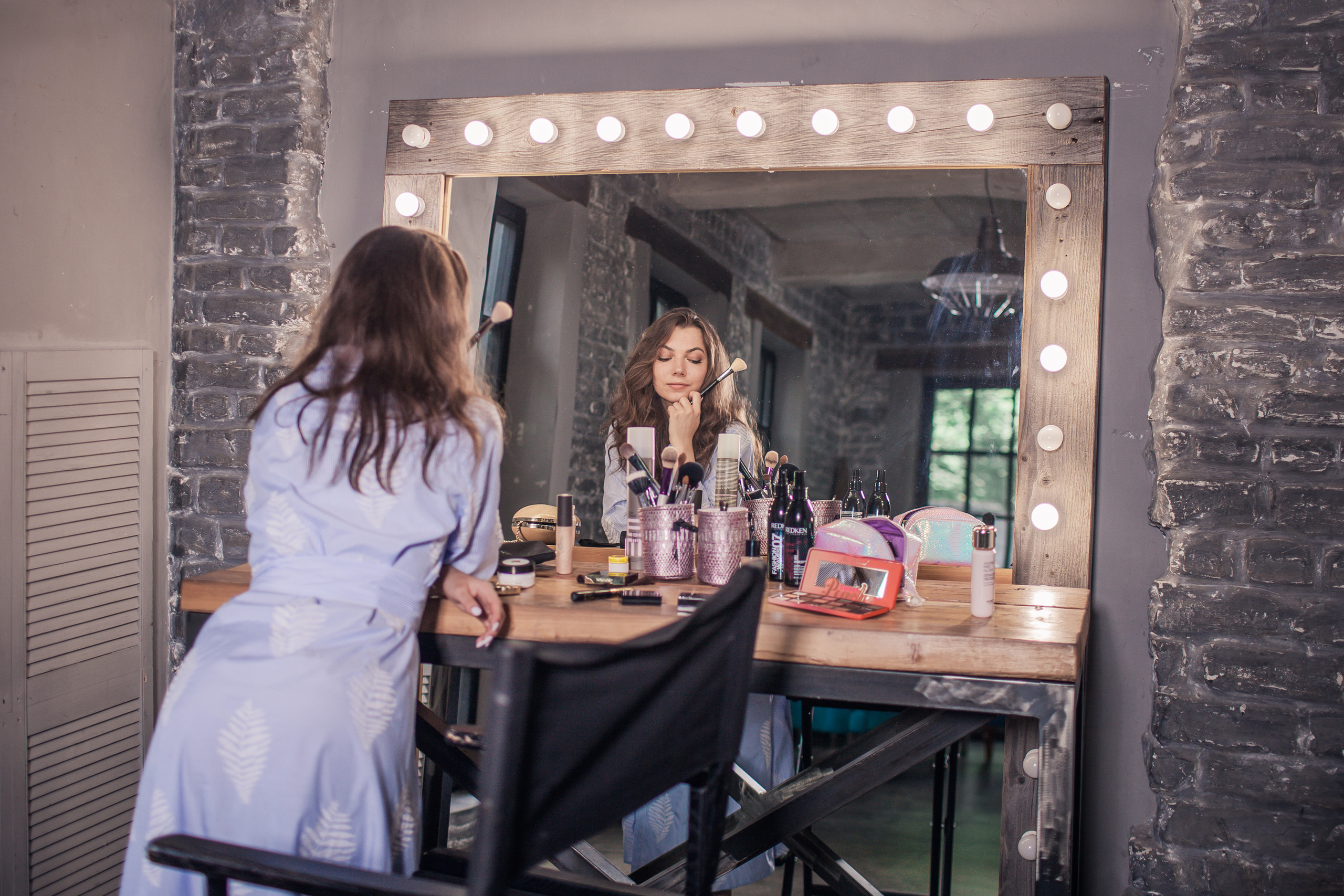 Фотосессия визажиста в гримёрке