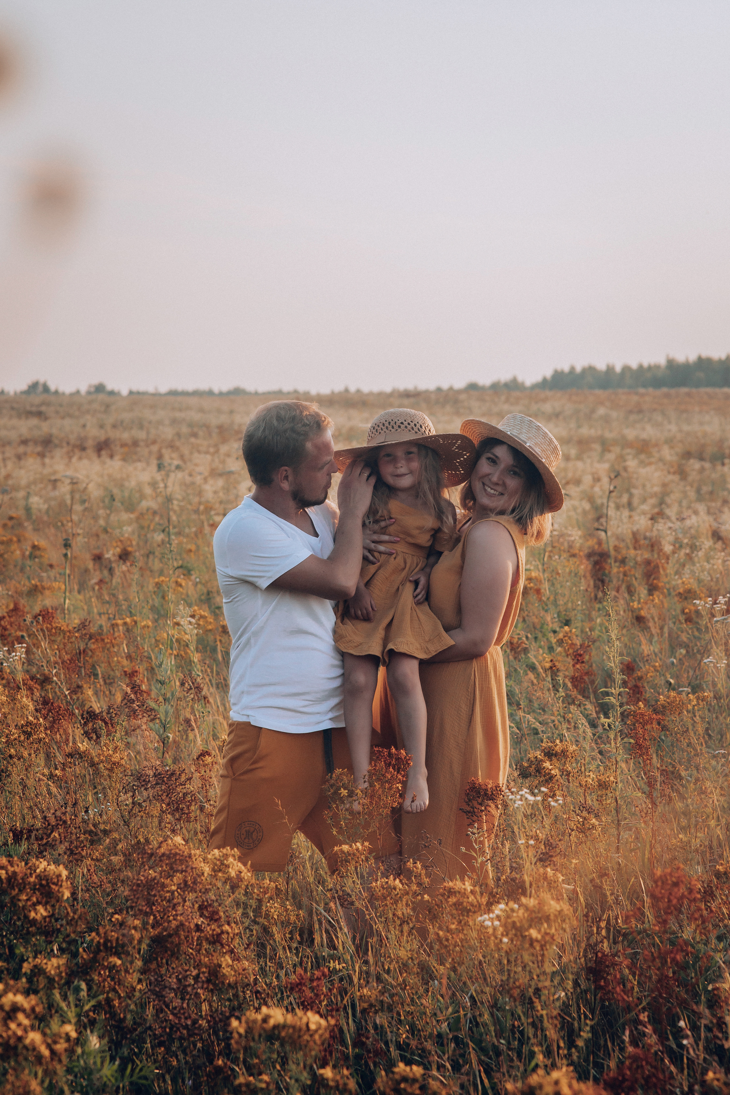 Съемка в поле горчичного цвета. Семейный фотограф в Москве Наталья Чуб, заказать Фотокнигу