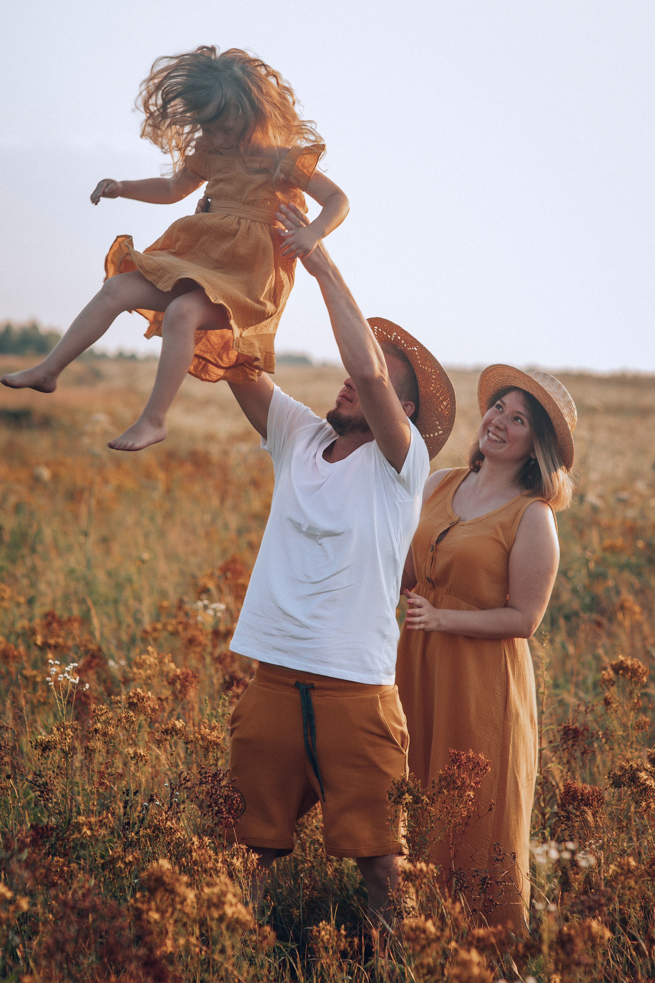 Съемка в поле горчичного цвета. Семейный фотограф в Москве Наталья Чуб, заказать Фотокнигу