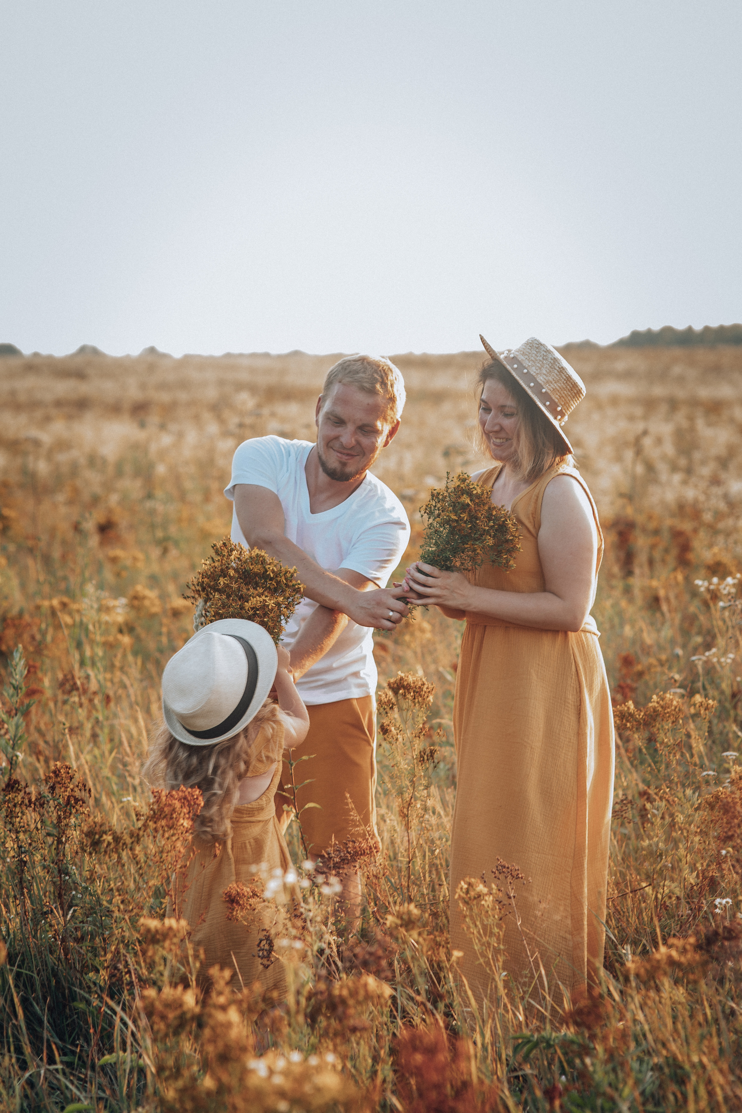 Съемка в поле горчичного цвета. Семейный фотограф в Москве Наталья Чуб, заказать Фотокнигу