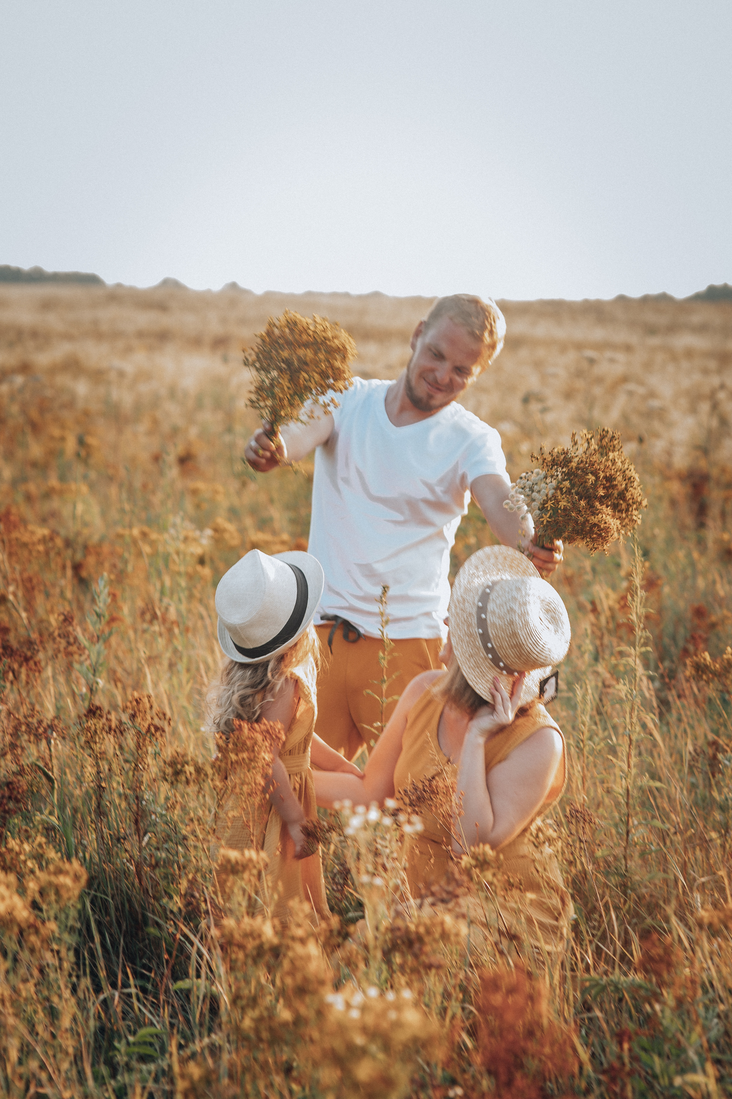 Съемка в поле горчичного цвета. Семейный фотограф в Москве Наталья Чуб, заказать Фотокнигу