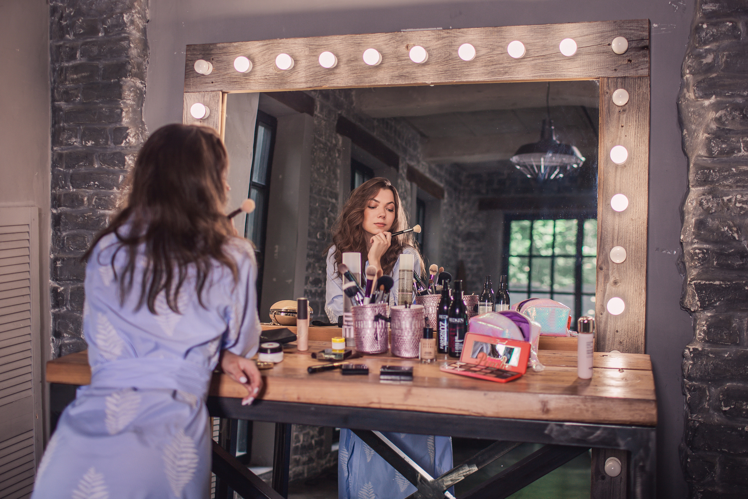 Фотосессия визажиста в гримёрке
