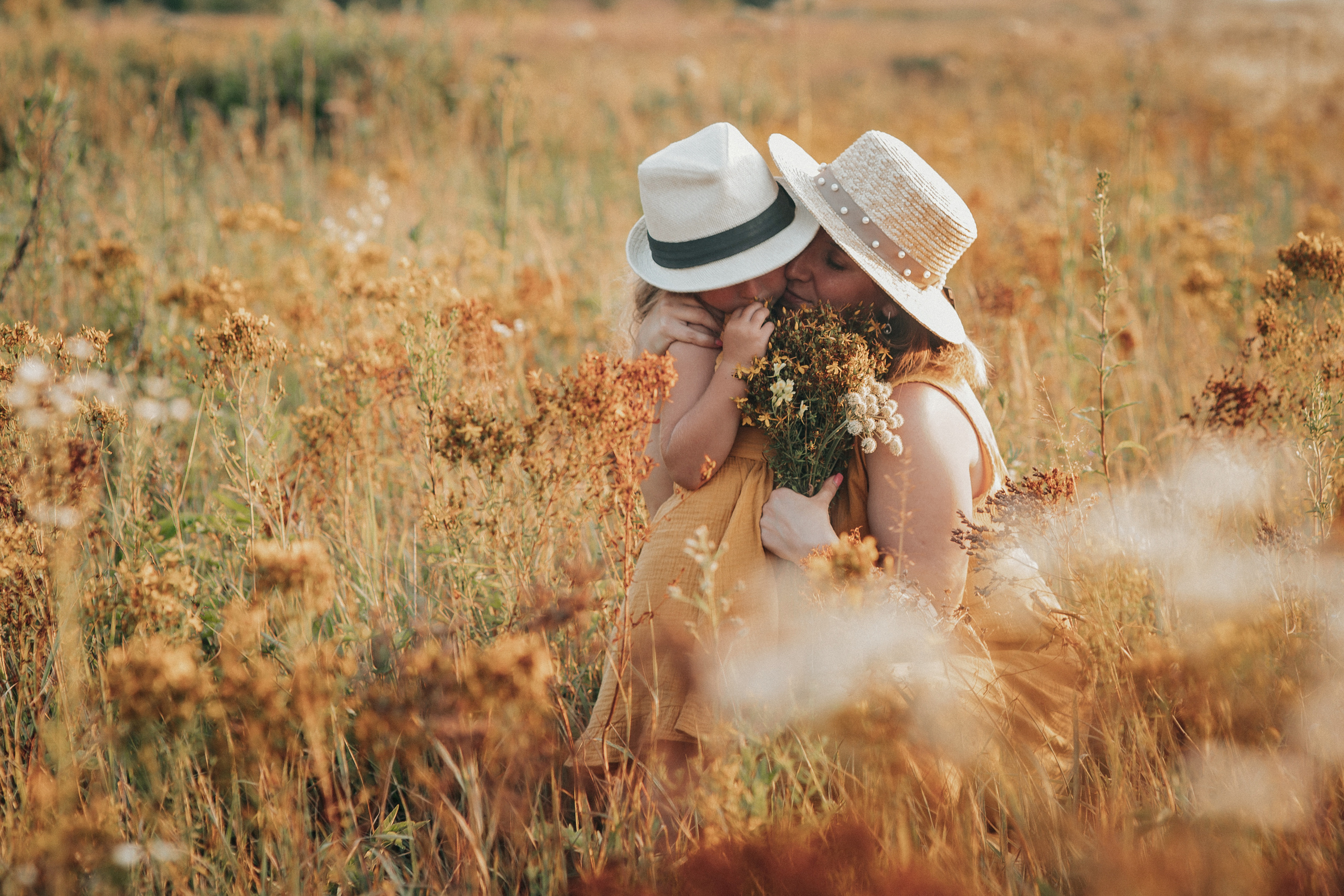Съемка в поле горчичного цвета. Семейный фотограф в Москве Наталья Чуб, заказать Фотокнигу