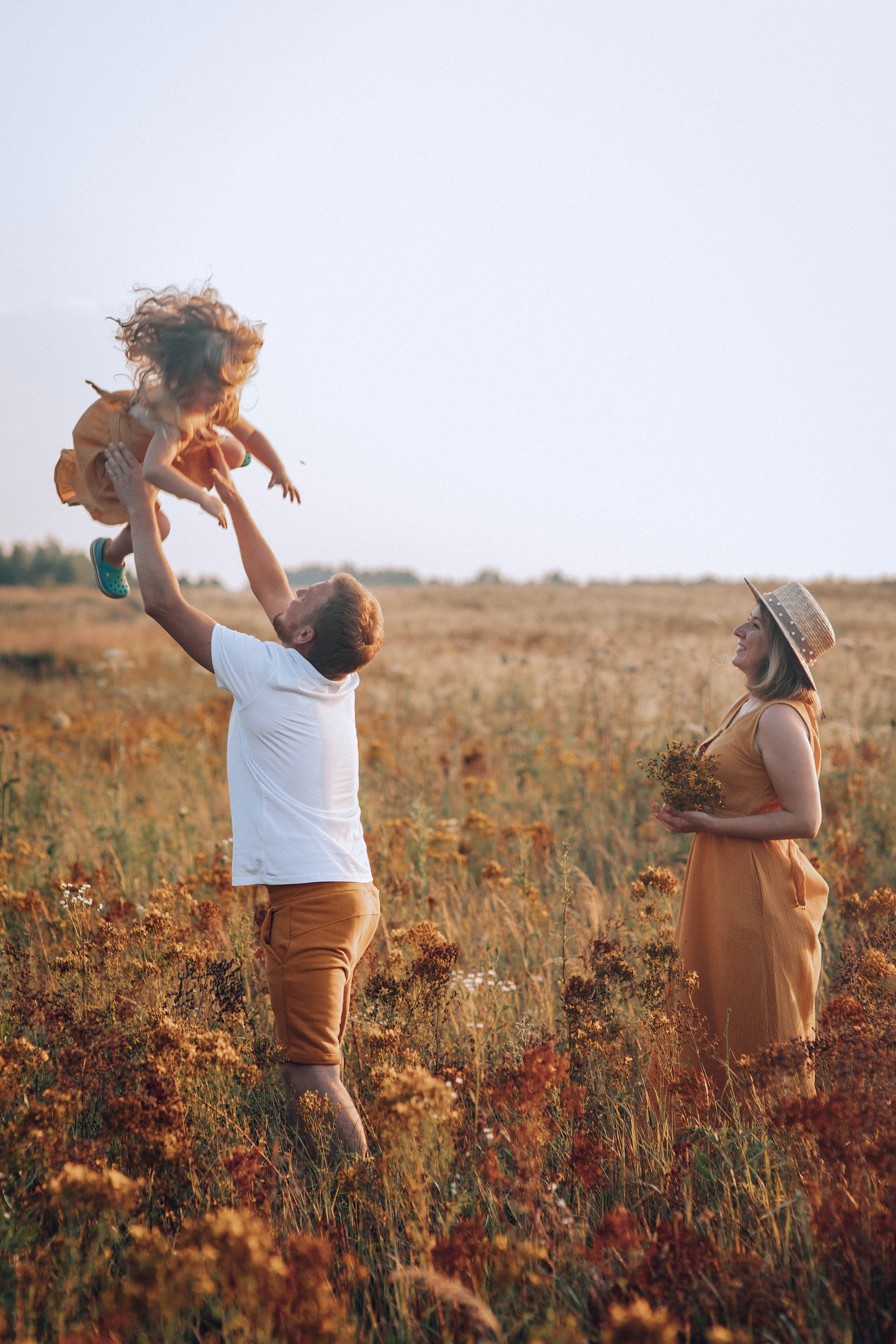 Съемка в поле горчичного цвета. Семейный фотограф в Москве Наталья Чуб, заказать Фотокнигу