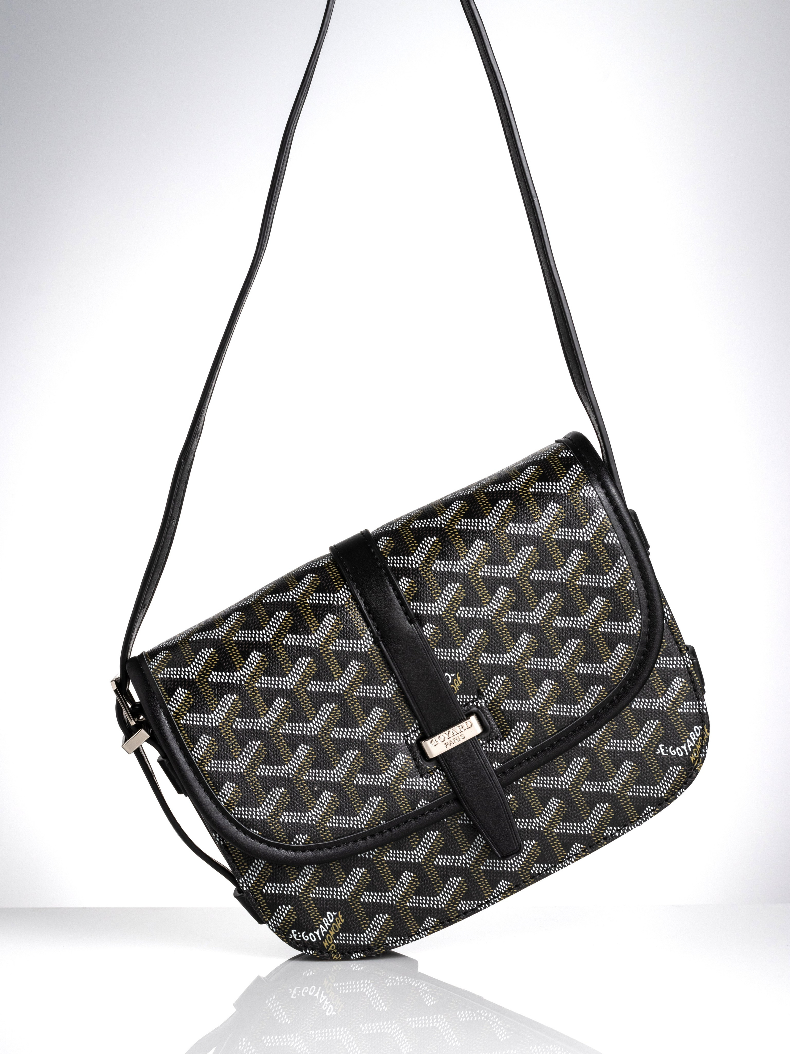 Cумка Gоyard Belvedere MM Bag через плечо на белом фоне