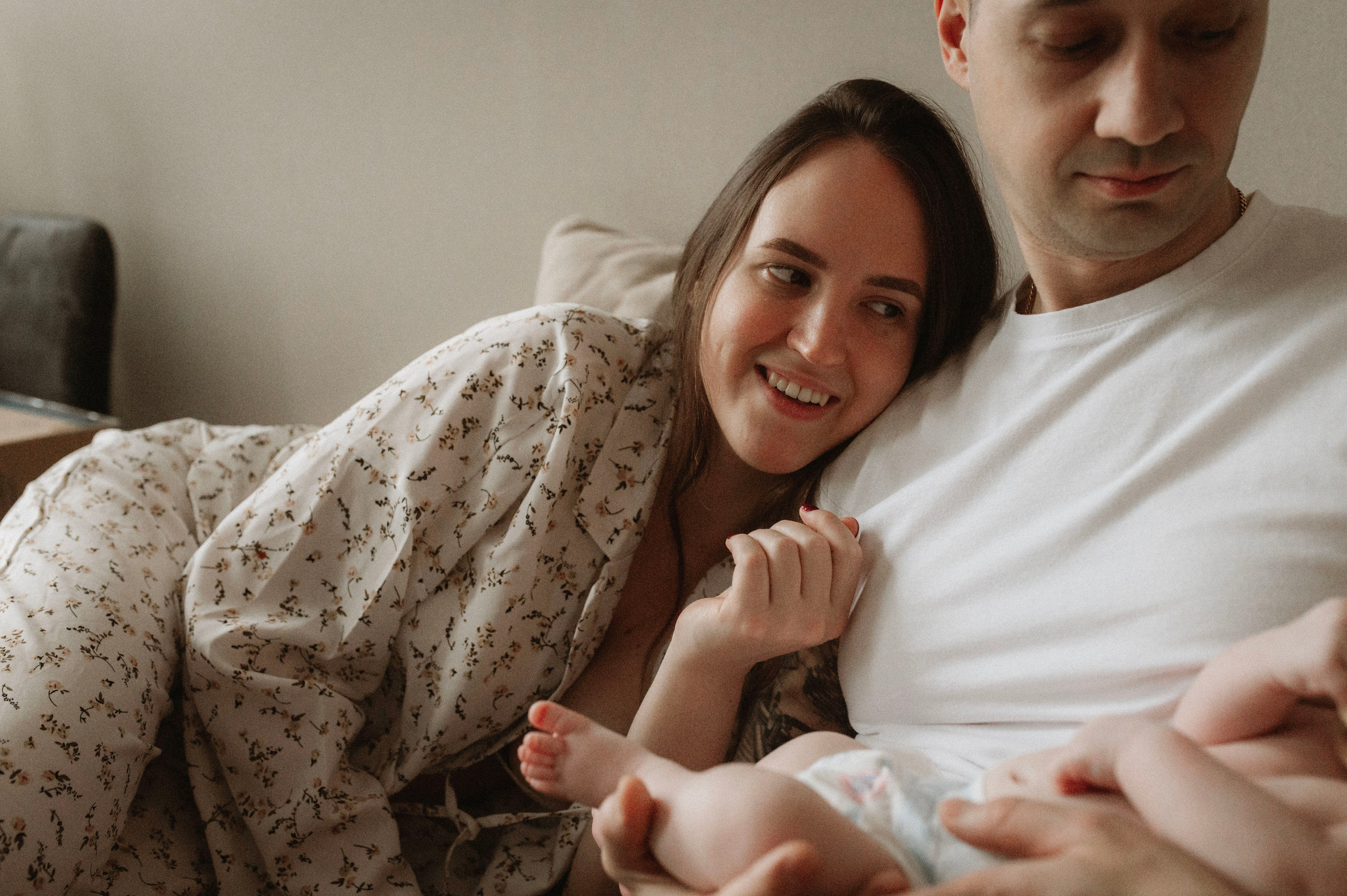 Семейная домашняя фотосессия. Профессиональный фотограф беременности в СПБ. Стильные фотосессии беременности в стиле минимализм и классическая фотография