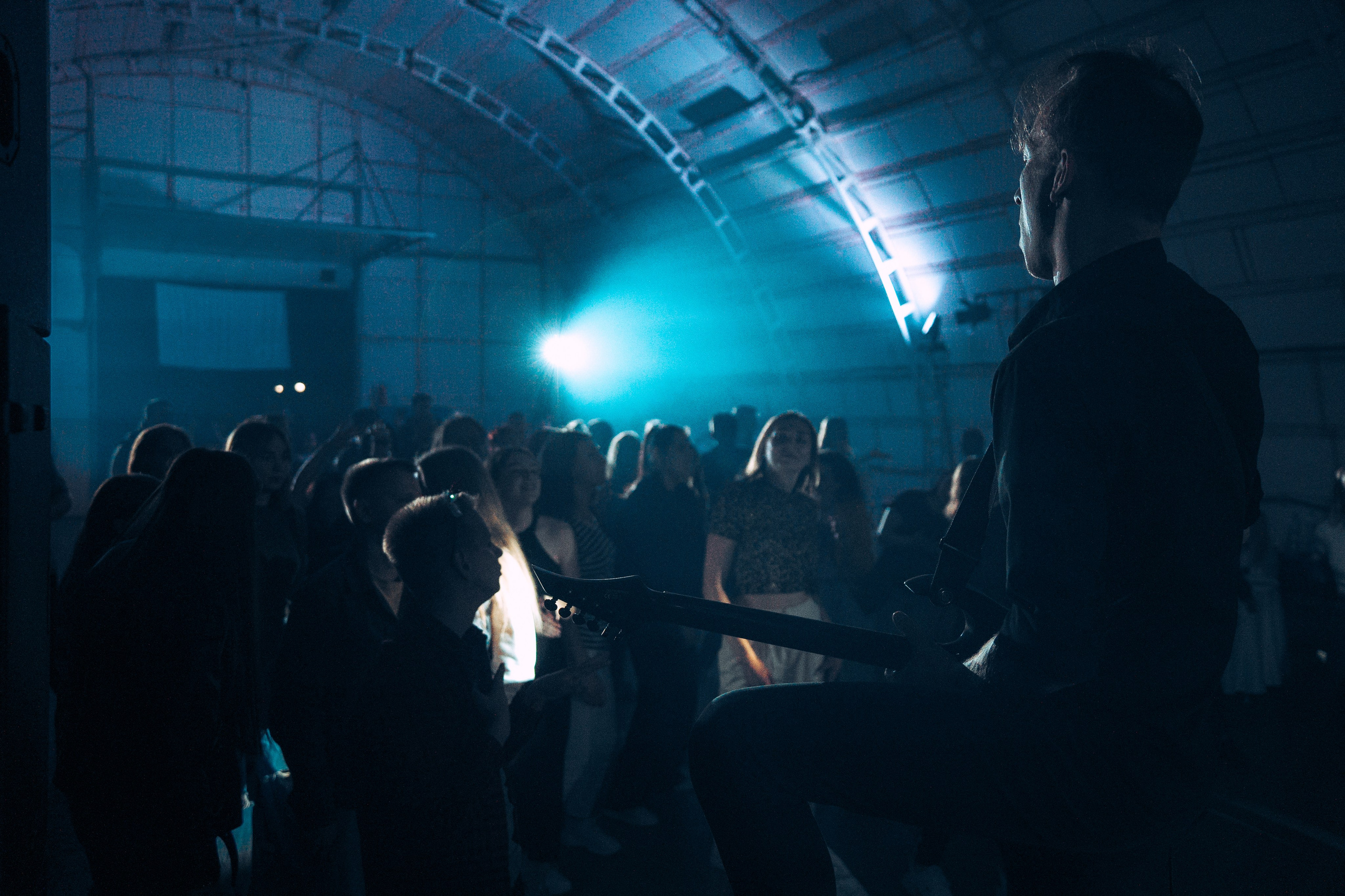 Фотография, сделанная во время профессиональной фотосессии. На ней изображена модель или группа людей в студии или на открытом воздухе. В кадре присутствуют студийное освещение и реквизит.