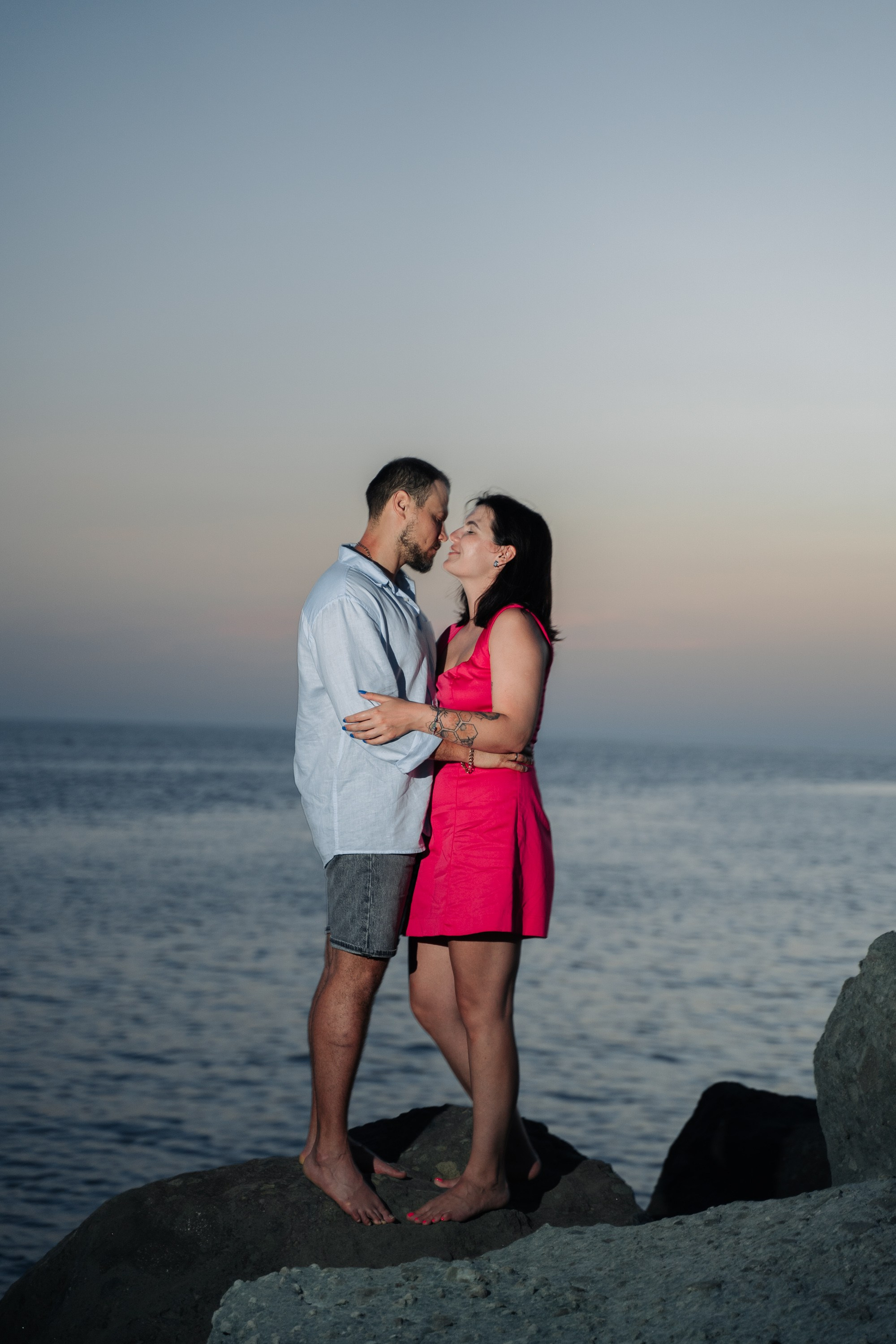 Фотография на фоне закатного моря пары 