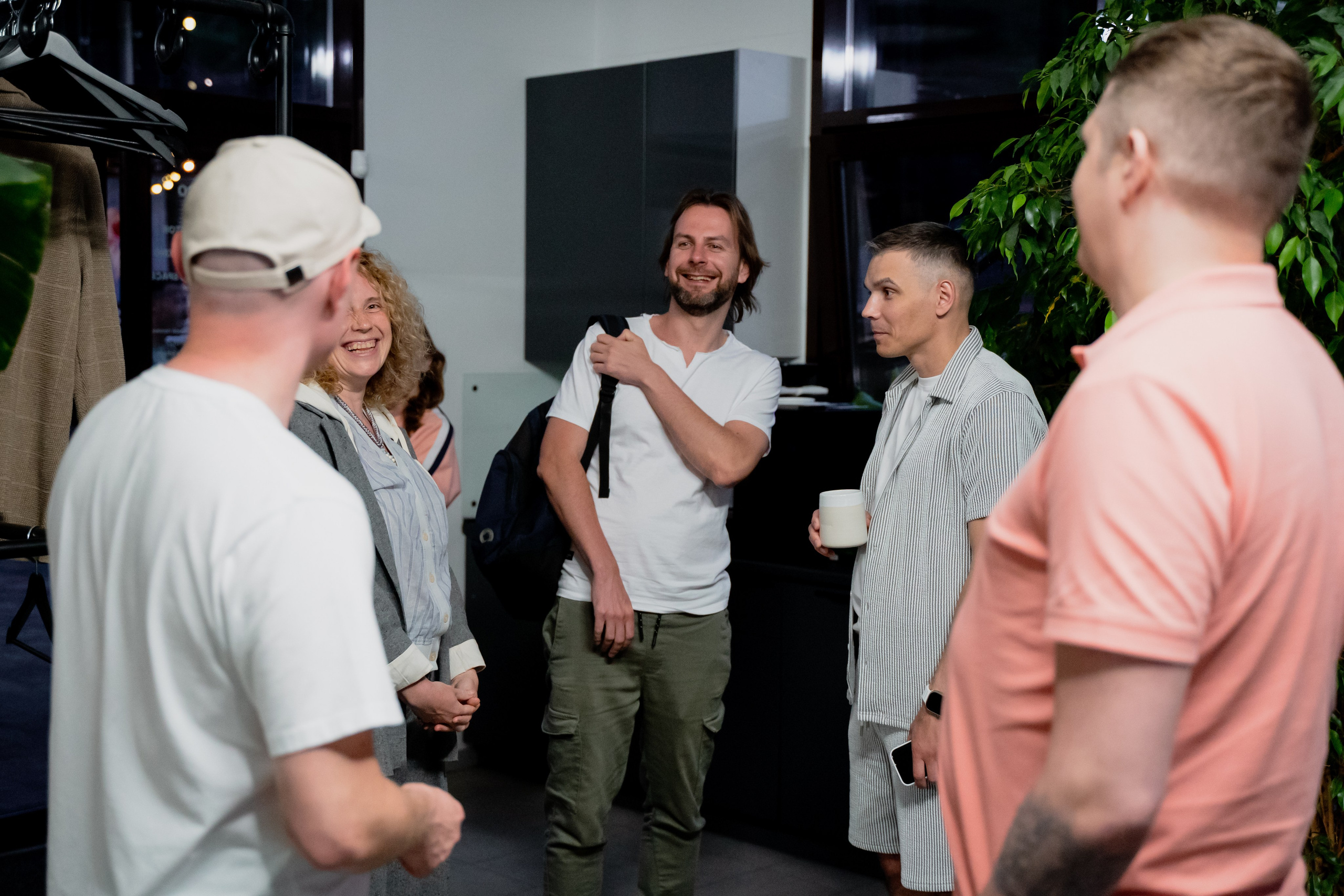  фото участников  в неформальной обстановке бизнес встречи