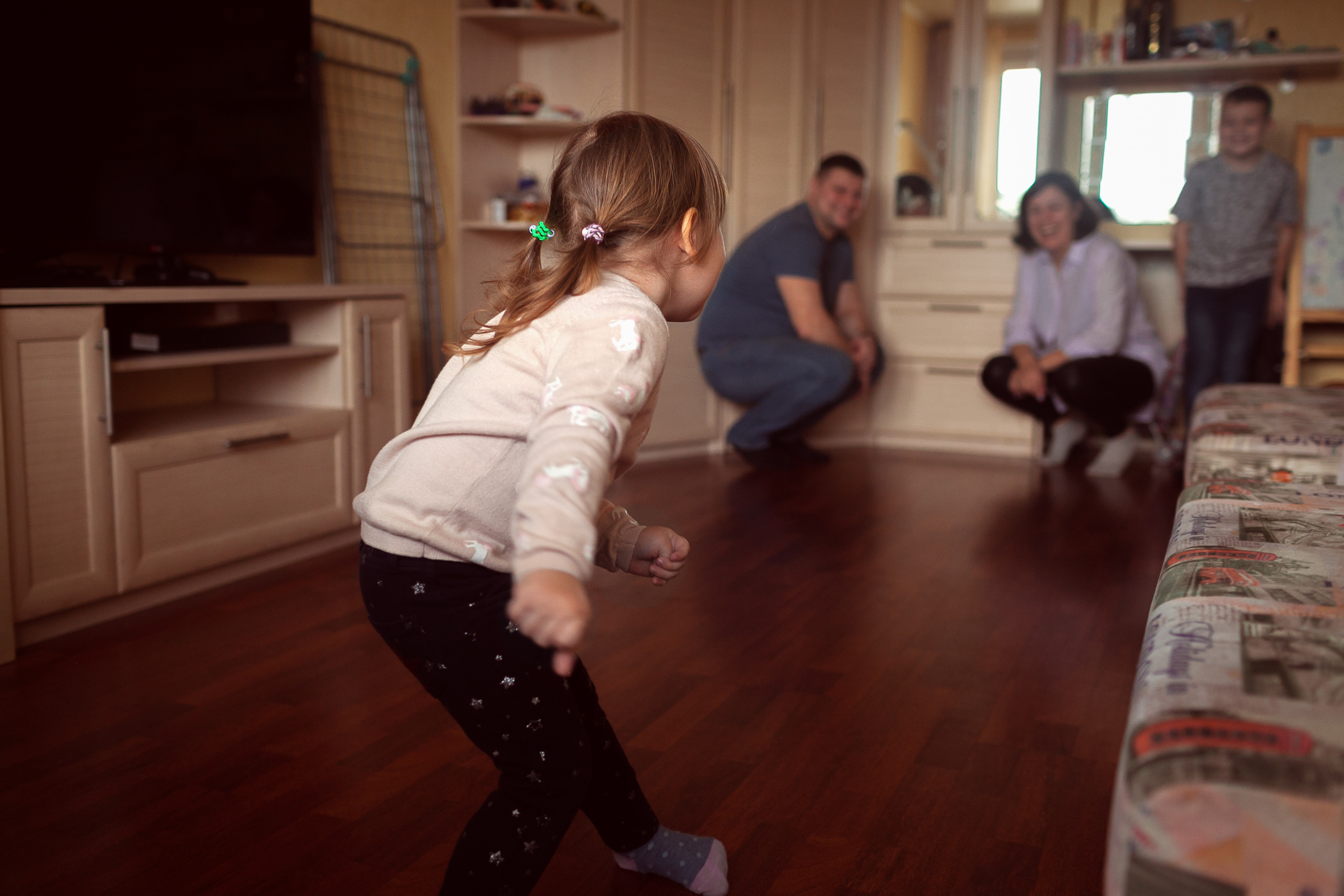 Алеся, Сергей и дети. Субботнее утро дома. Детский и семейный фотограф в Москве и московской области Елена Титова