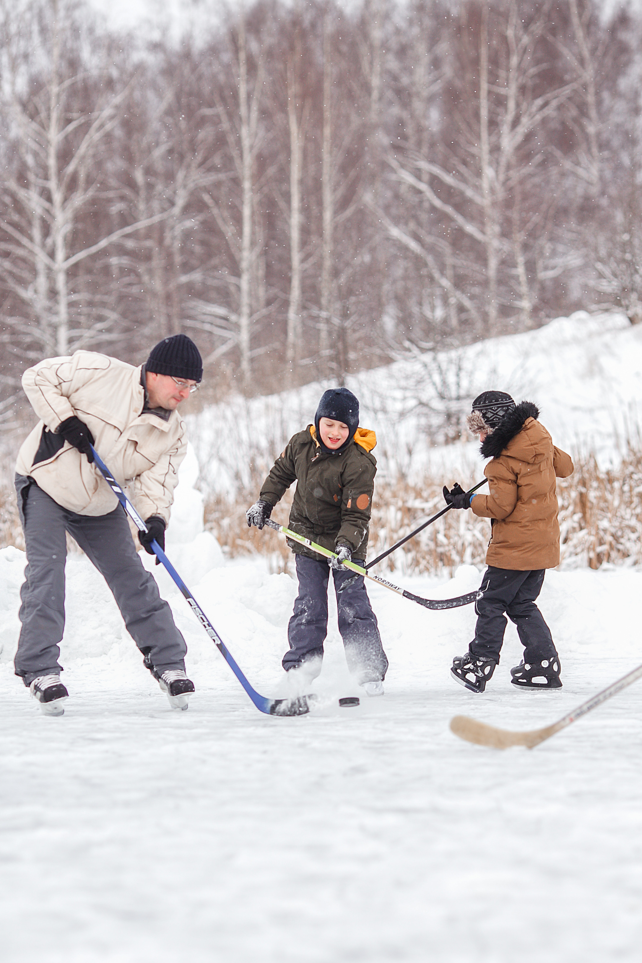 Четыре дружеские семьи. Зимний хоккей на озере. Детский и семейный фотограф в Москве и московской области Елена Титова