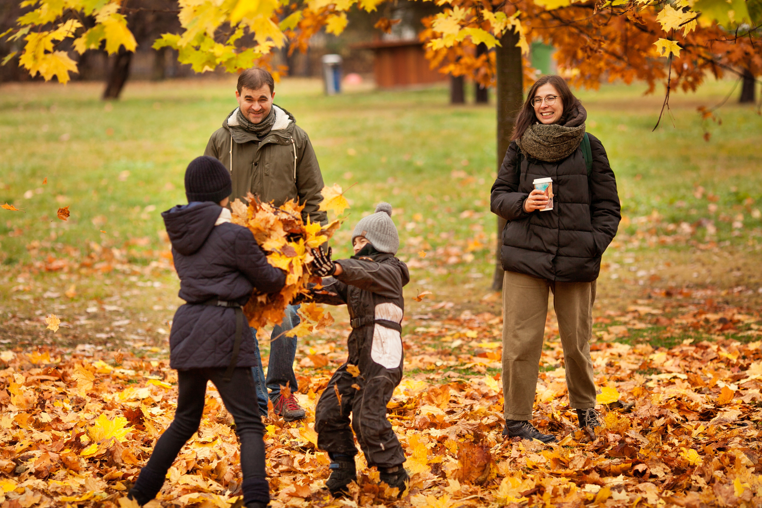 Юля, Михаил, Маруся и Гриша. Парк Садовники. Детский и семейный фотограф в Москве и московской области Елена Титова