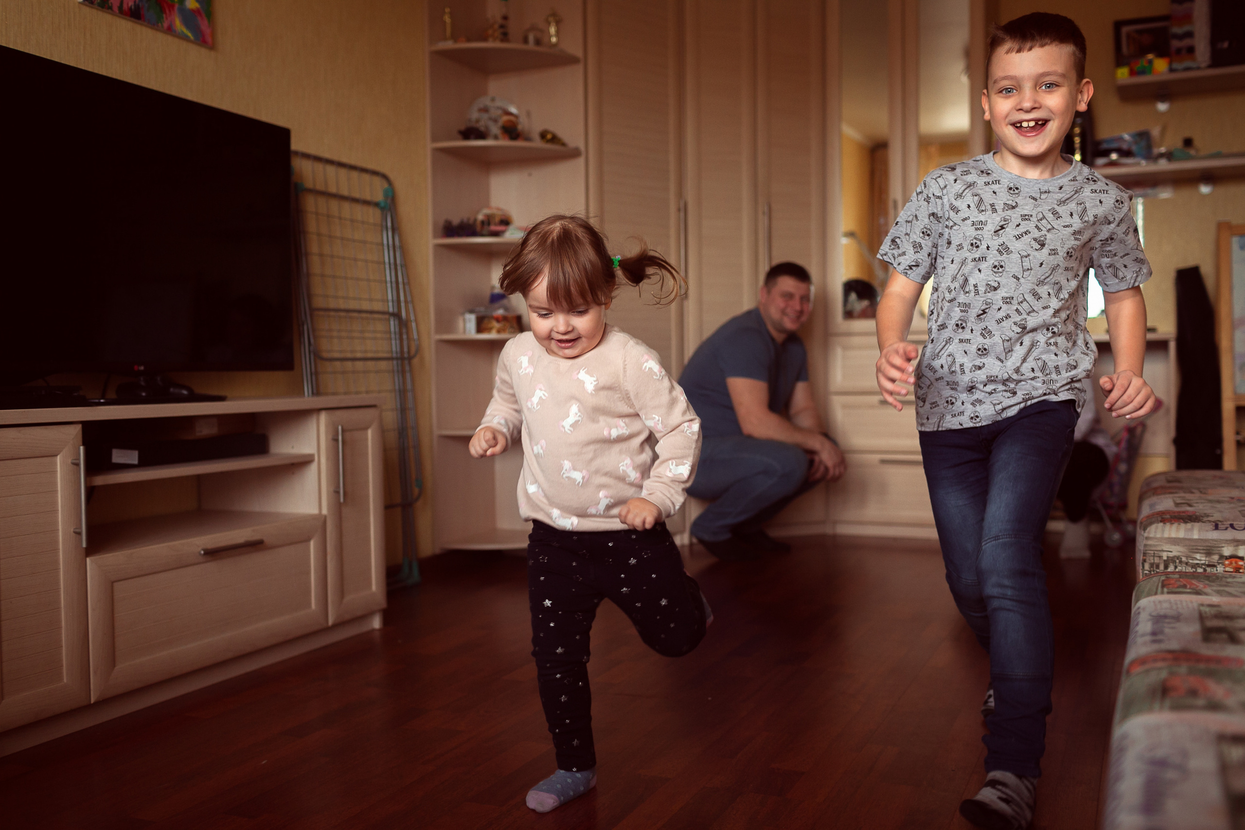 Алеся, Сергей и дети. Субботнее утро дома. Детский и семейный фотограф в Москве и московской области Елена Титова