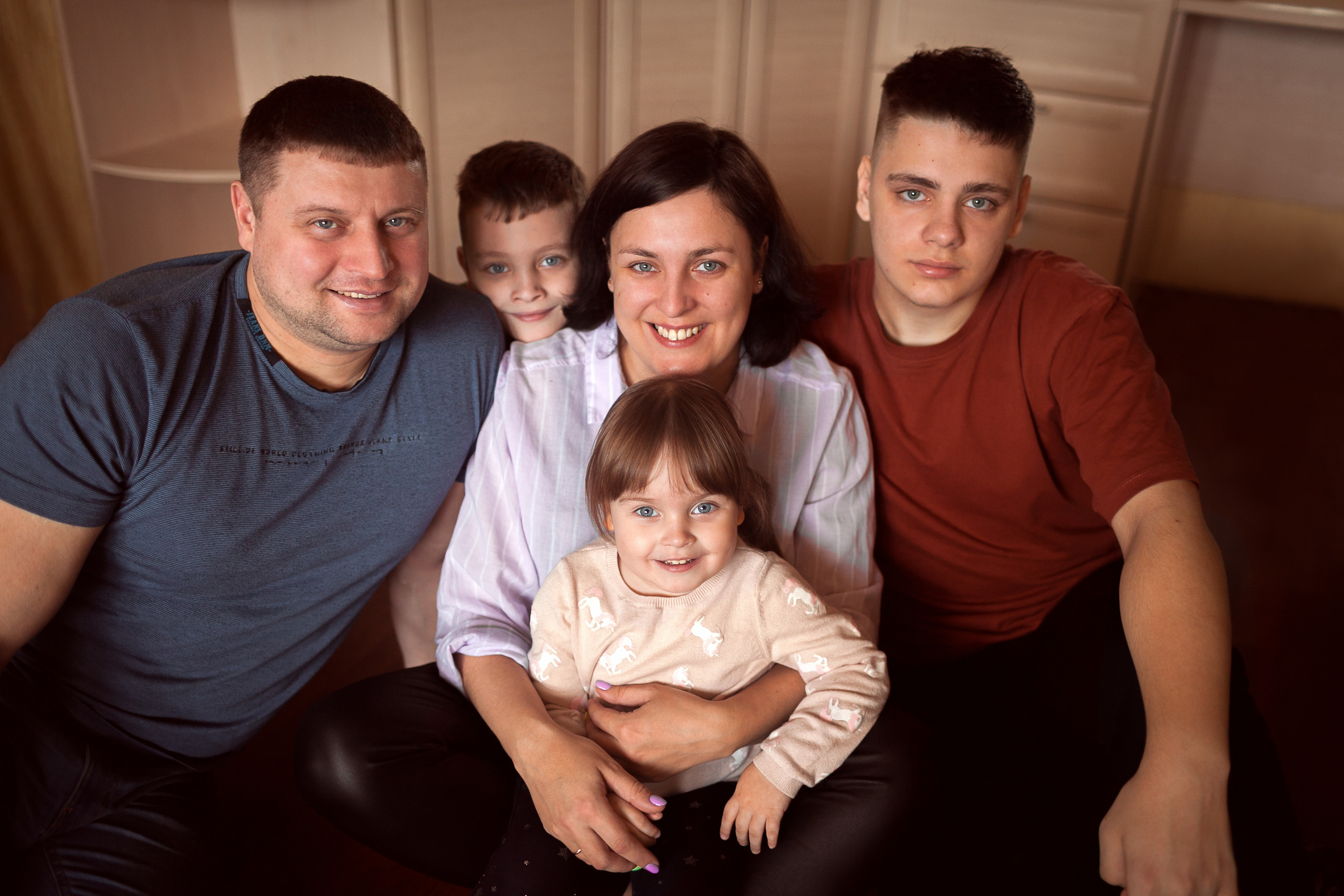 Алеся, Сергей и дети. Субботнее утро дома. Детский и семейный фотограф в Москве и московской области Елена Титова