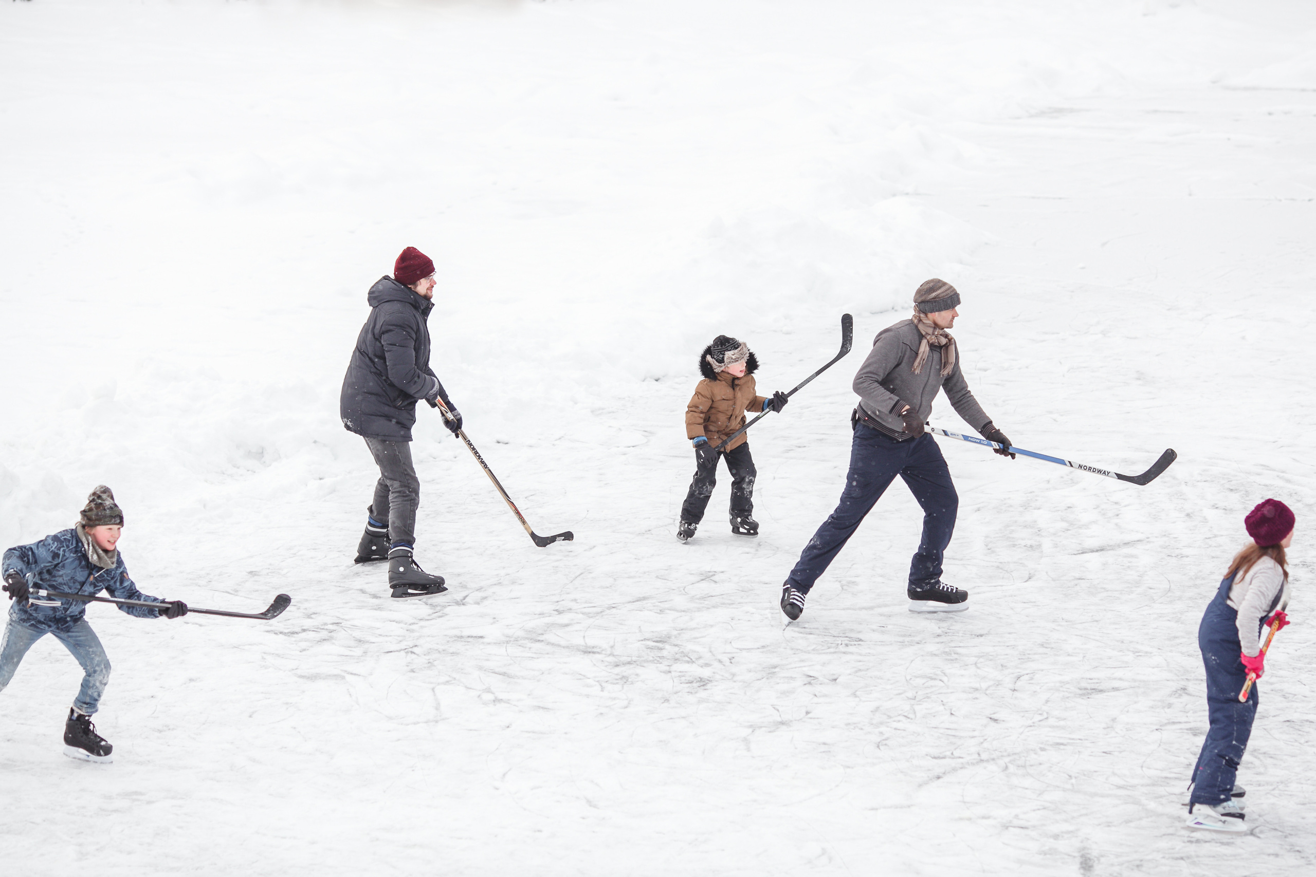 Четыре дружеские семьи. Зимний хоккей на озере. Детский и семейный фотограф в Москве и московской области Елена Титова
