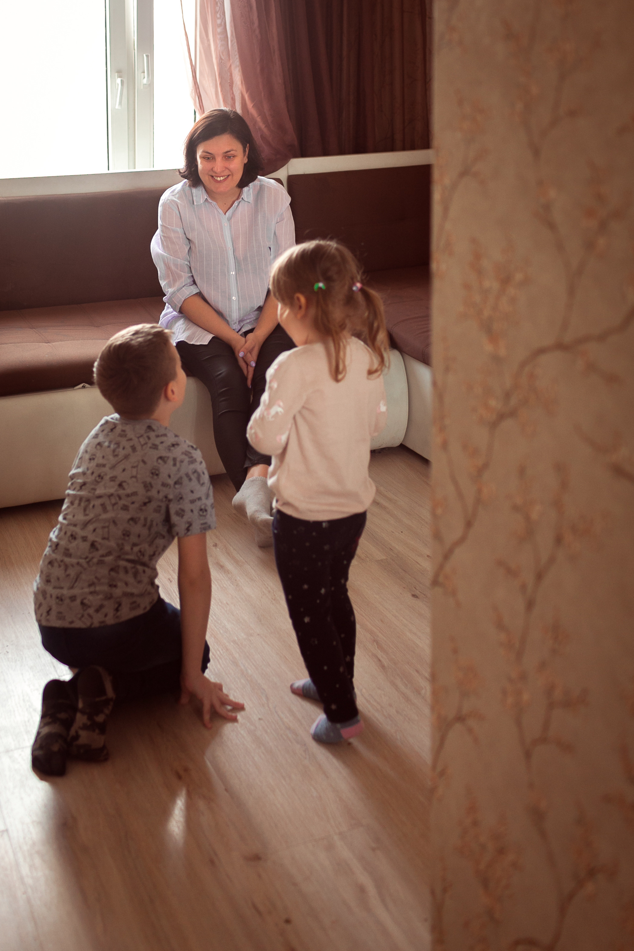 Алеся, Сергей и дети. Субботнее утро дома. Детский и семейный фотограф в Москве и московской области Елена Титова