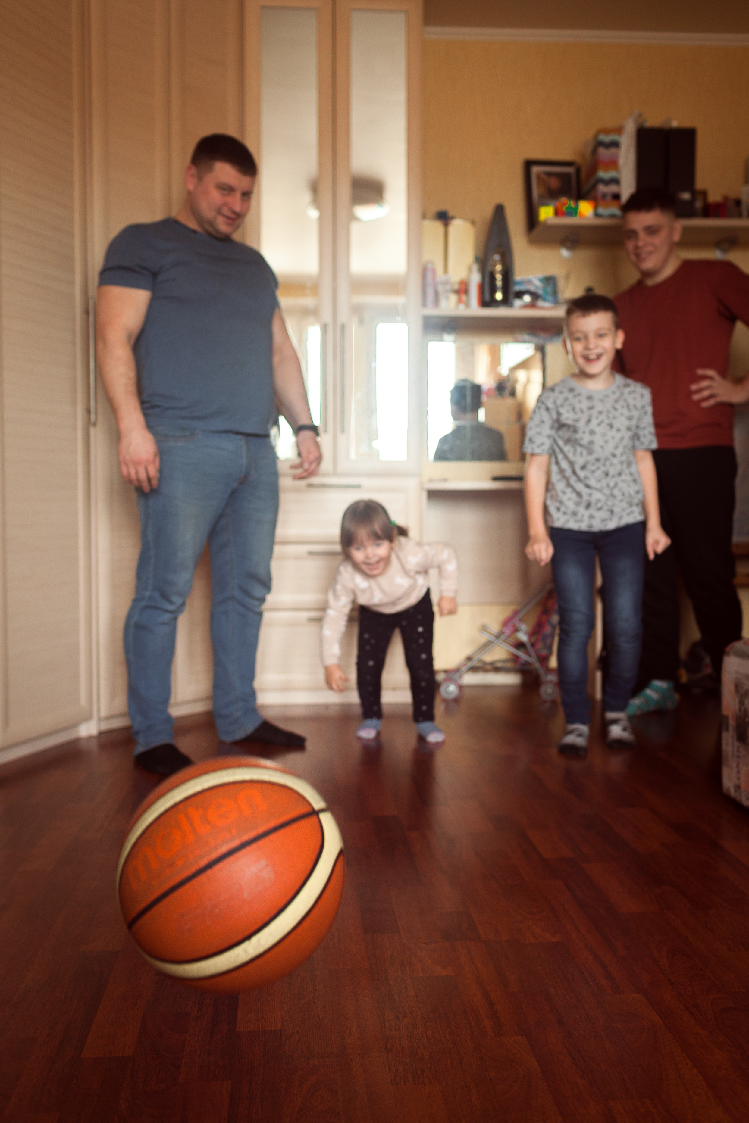 Алеся, Сергей и дети. Субботнее утро дома. Детский и семейный фотограф в Москве и московской области Елена Титова