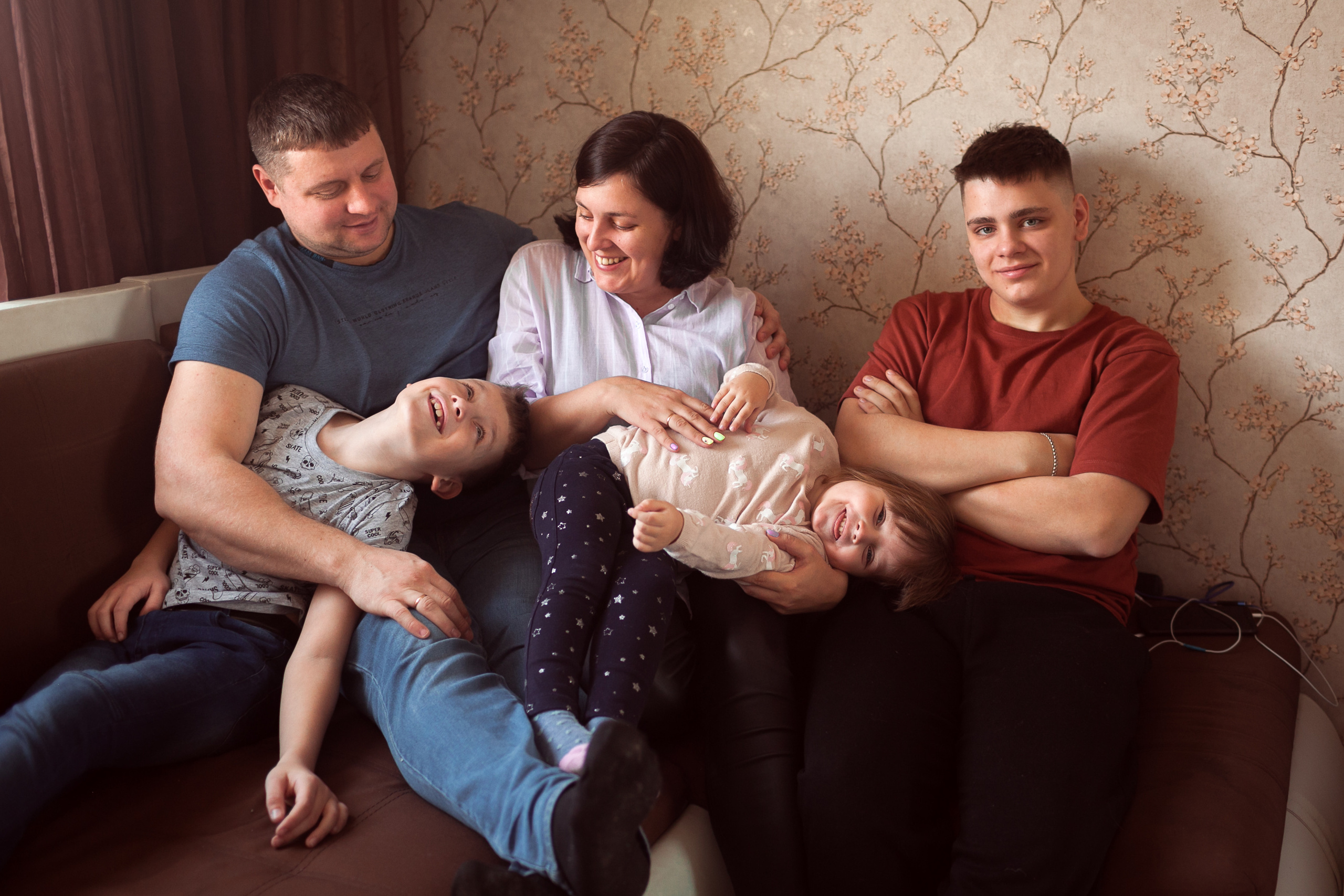 Алеся, Сергей и дети. Субботнее утро дома. Детский и семейный фотограф в Москве и московской области Елена Титова