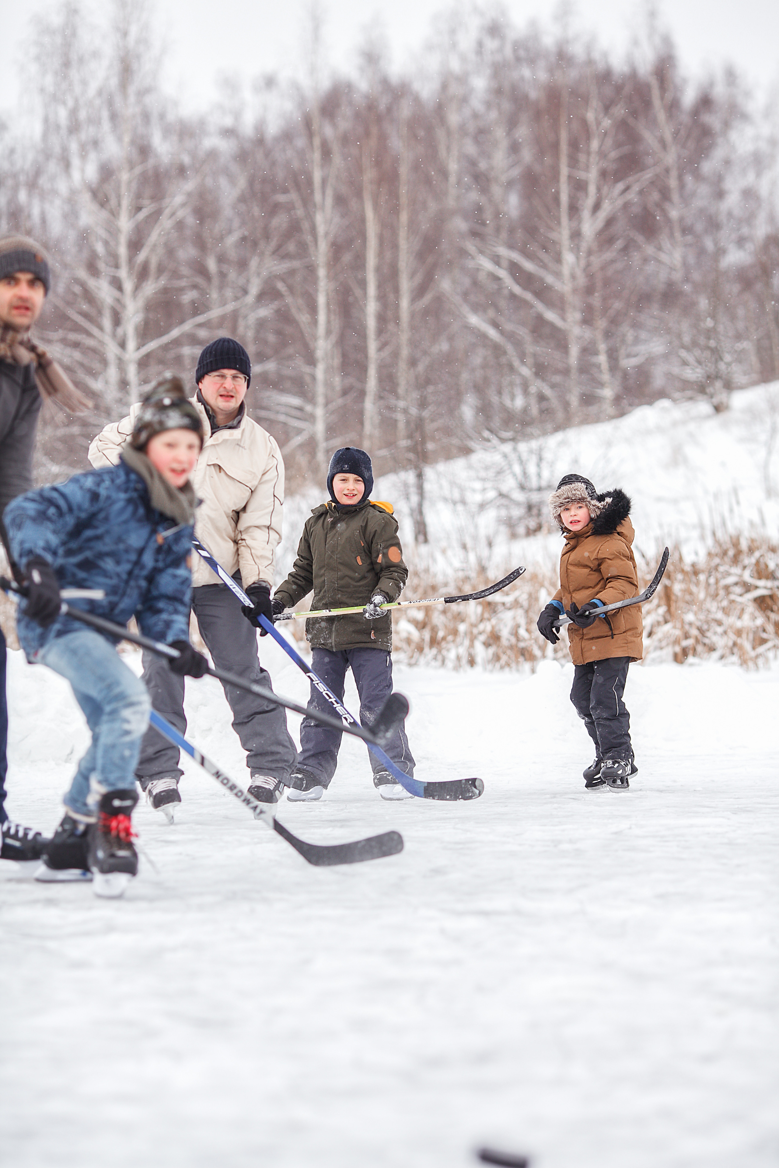 Четыре дружеские семьи. Зимний хоккей на озере. Детский и семейный фотограф в Москве и московской области Елена Титова