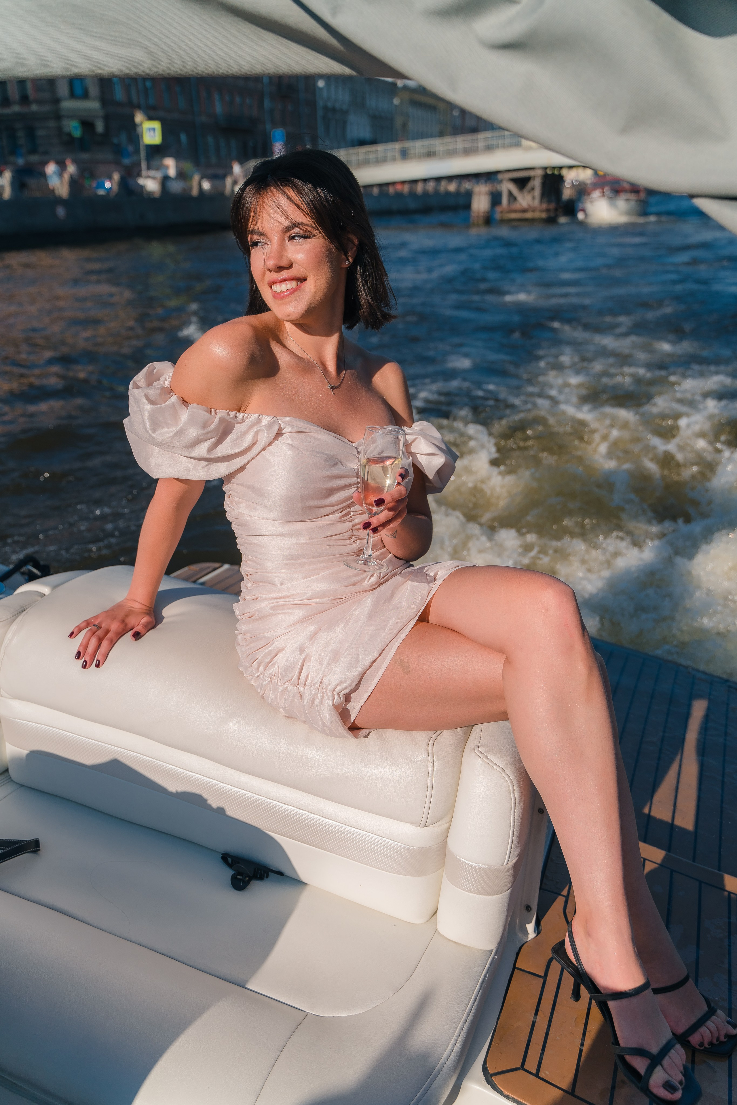 Фотосъемка девичника, встреча девушек, веселые женские портреты