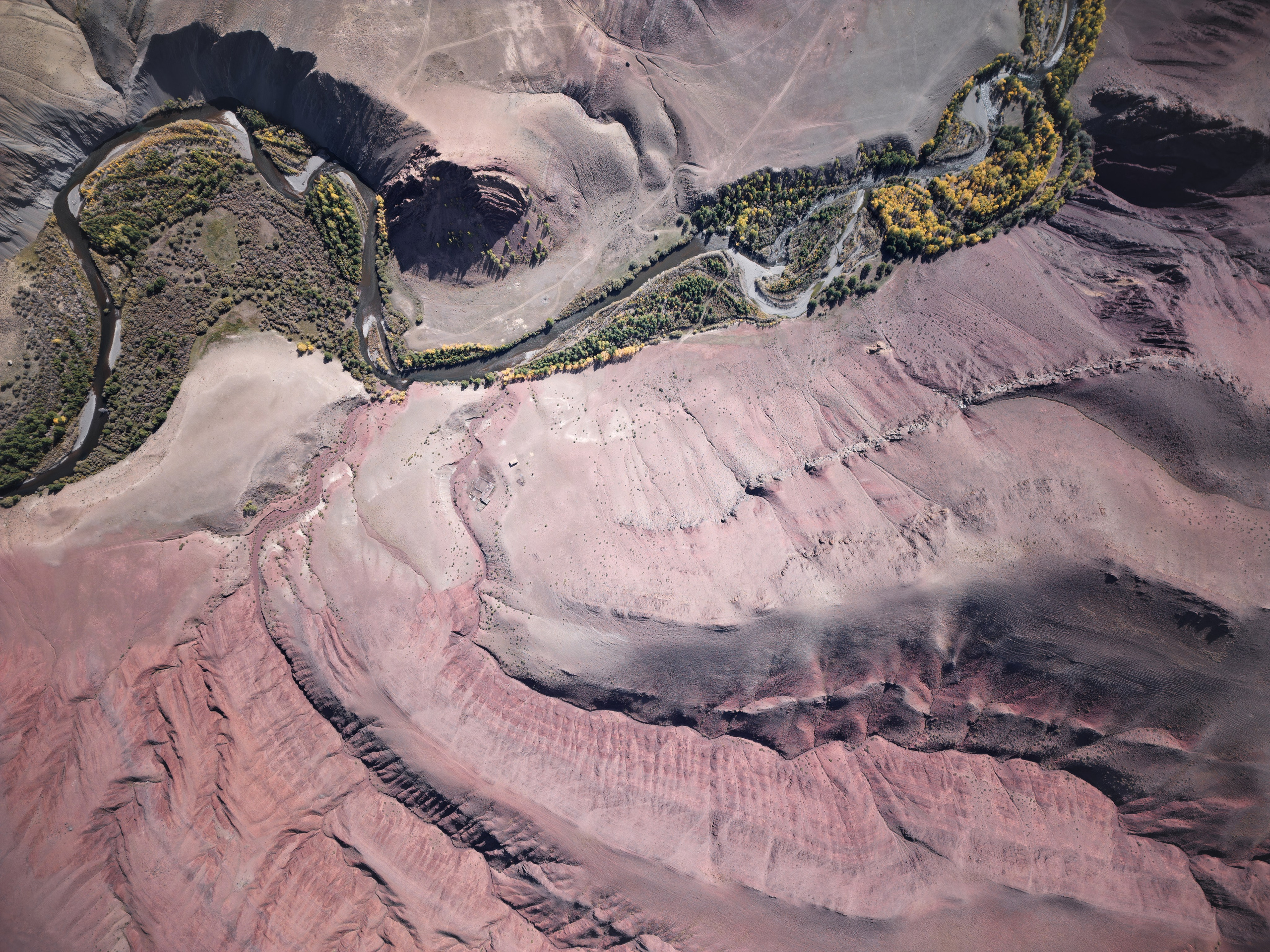 Вид с воздуха на каньон реки Кызылшин осенью