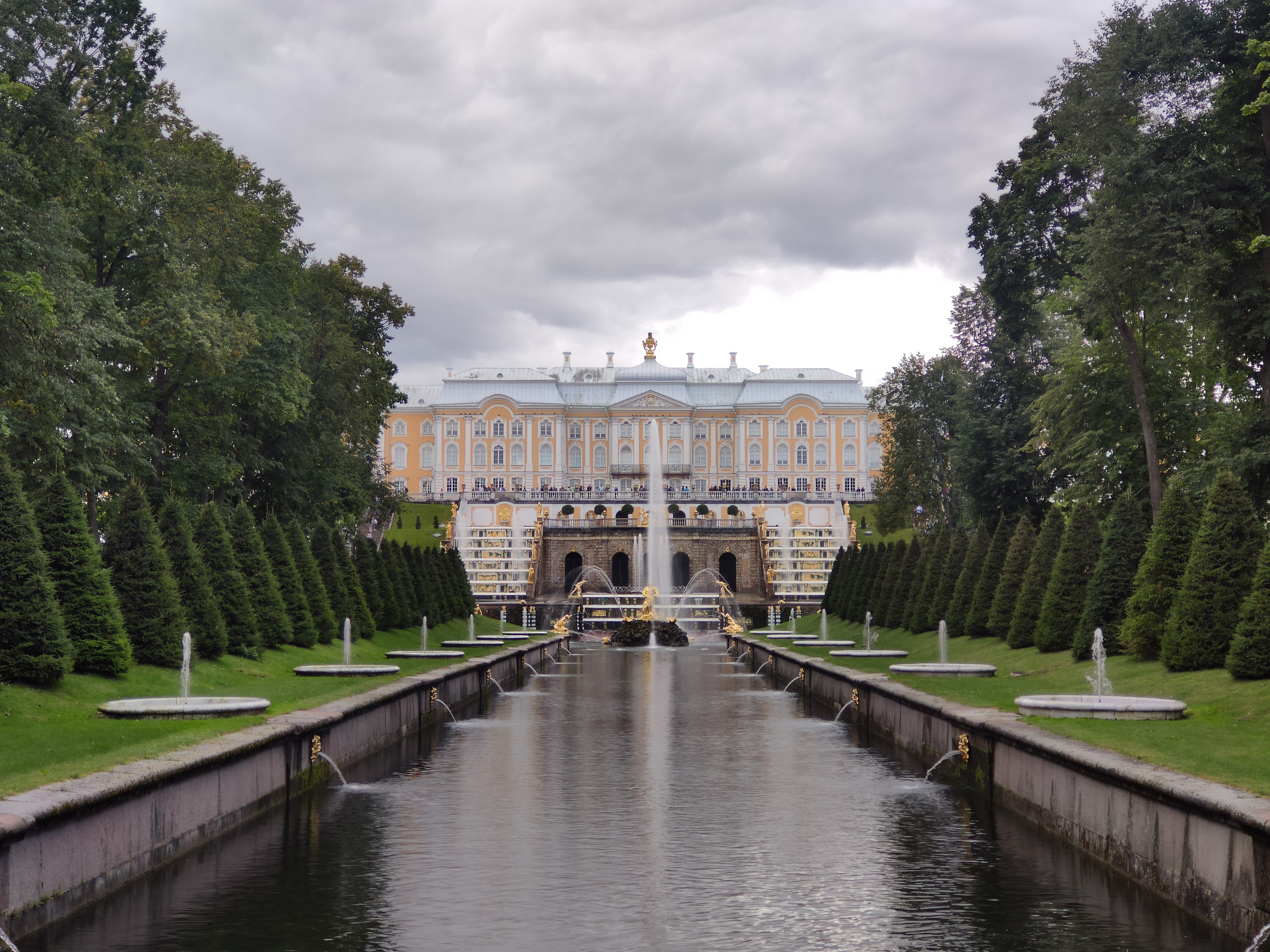 Вид на доврец, фонтан "Самсон" 