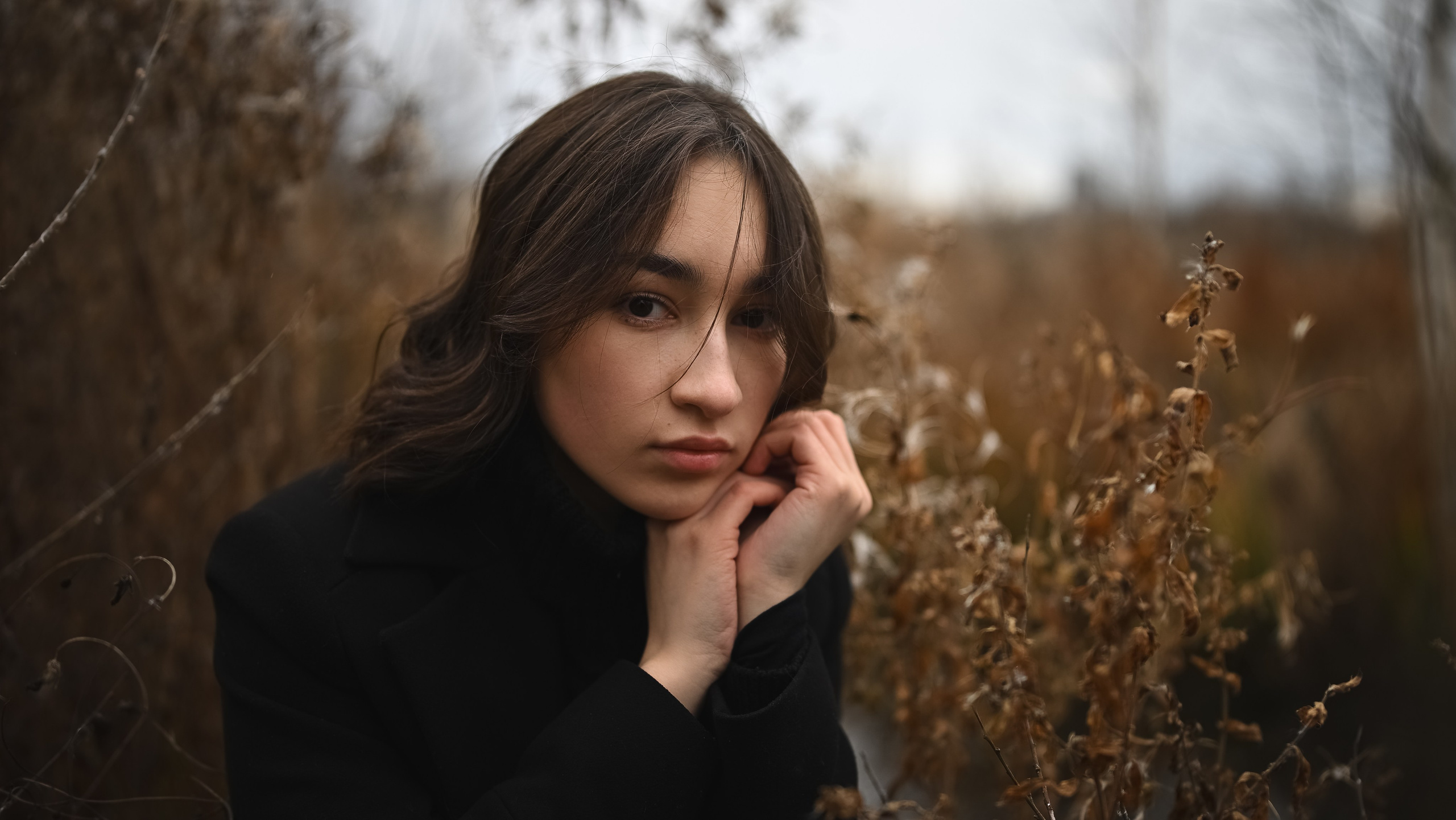 Атмосферный портрет среди высокой сухой травы в Казани во время осенней съёмки на природе