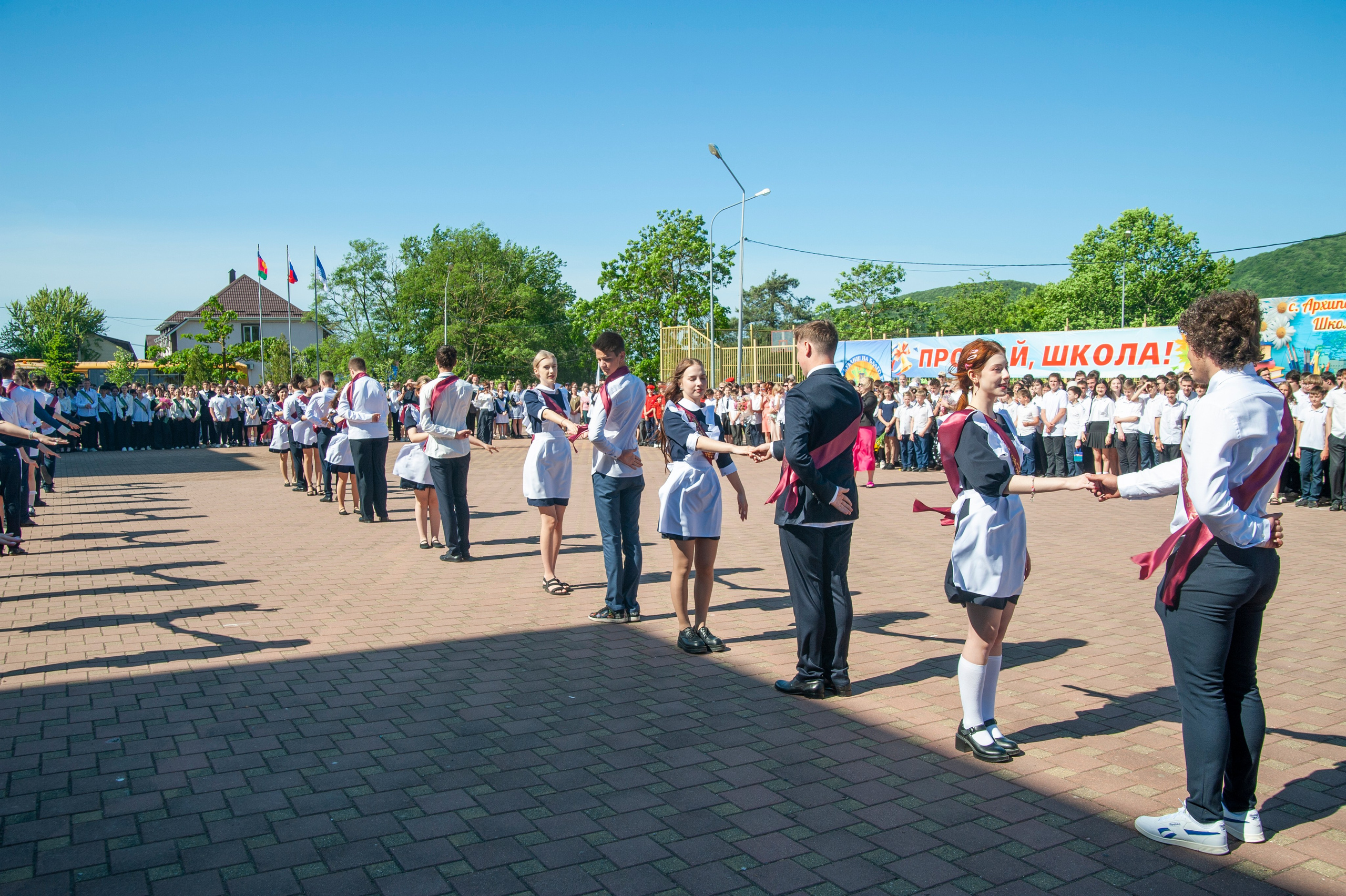 Последний Звонок МАОУ СОШ № 17 им. Эдуарда Есаяна — Архипо-Осиповка. Свадебный и семейный фотограф Денис Лукьянов в Краснодаре, Краснодарском крае и Республике Крым