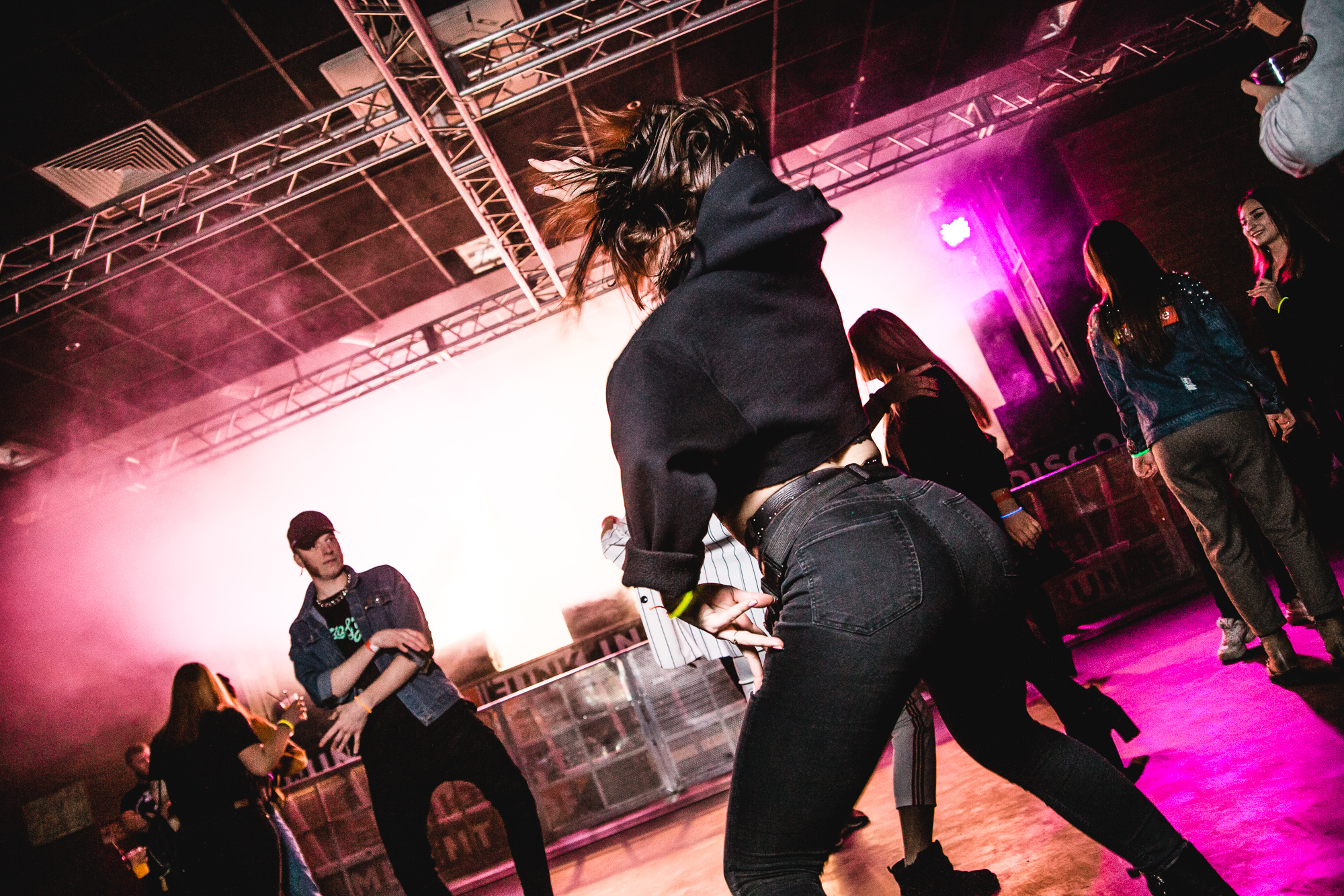 Вечеринки в ночных клубах. Свободный фотограф
