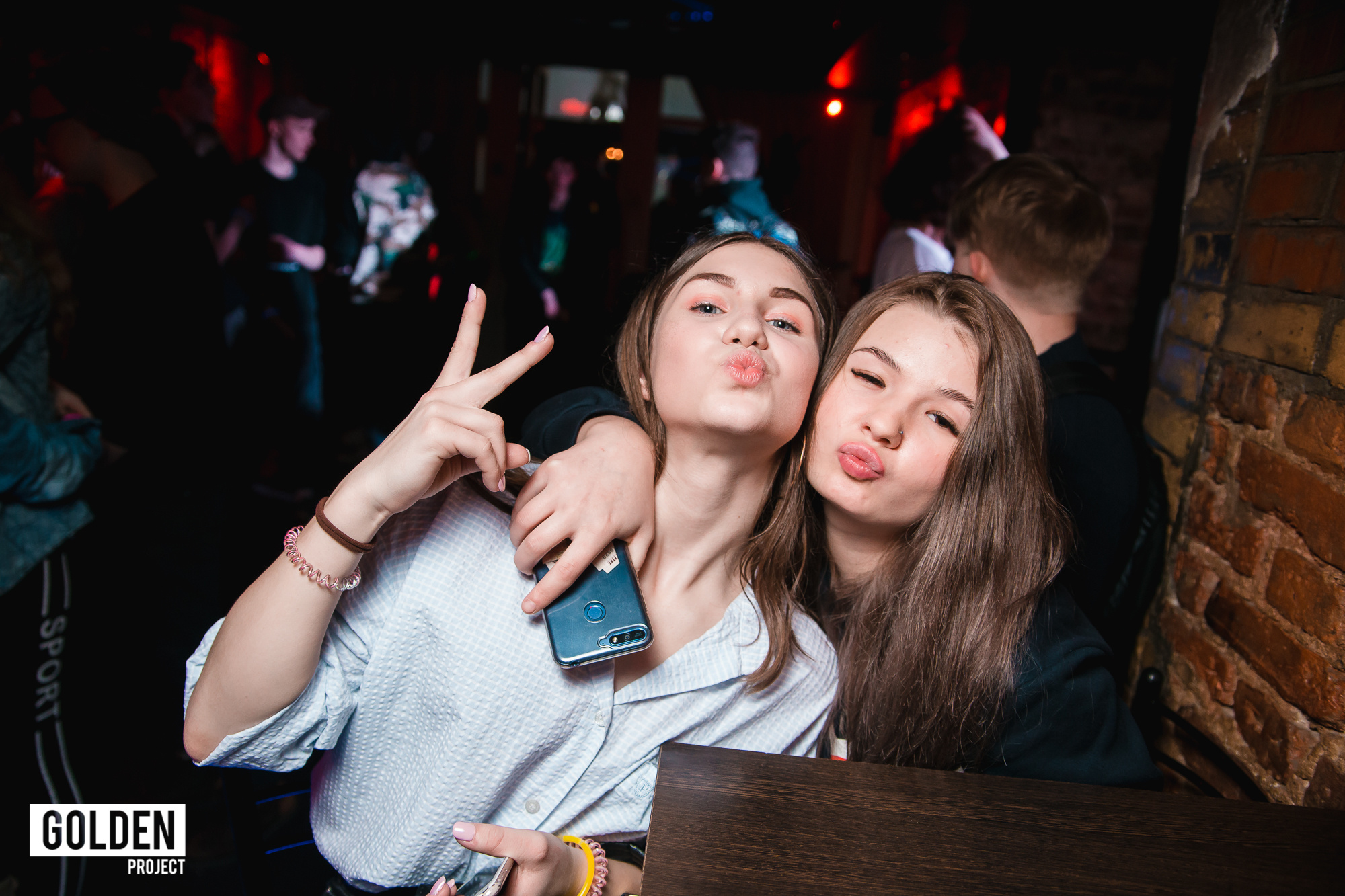 Вечеринки в ночных клубах. Свободный фотограф